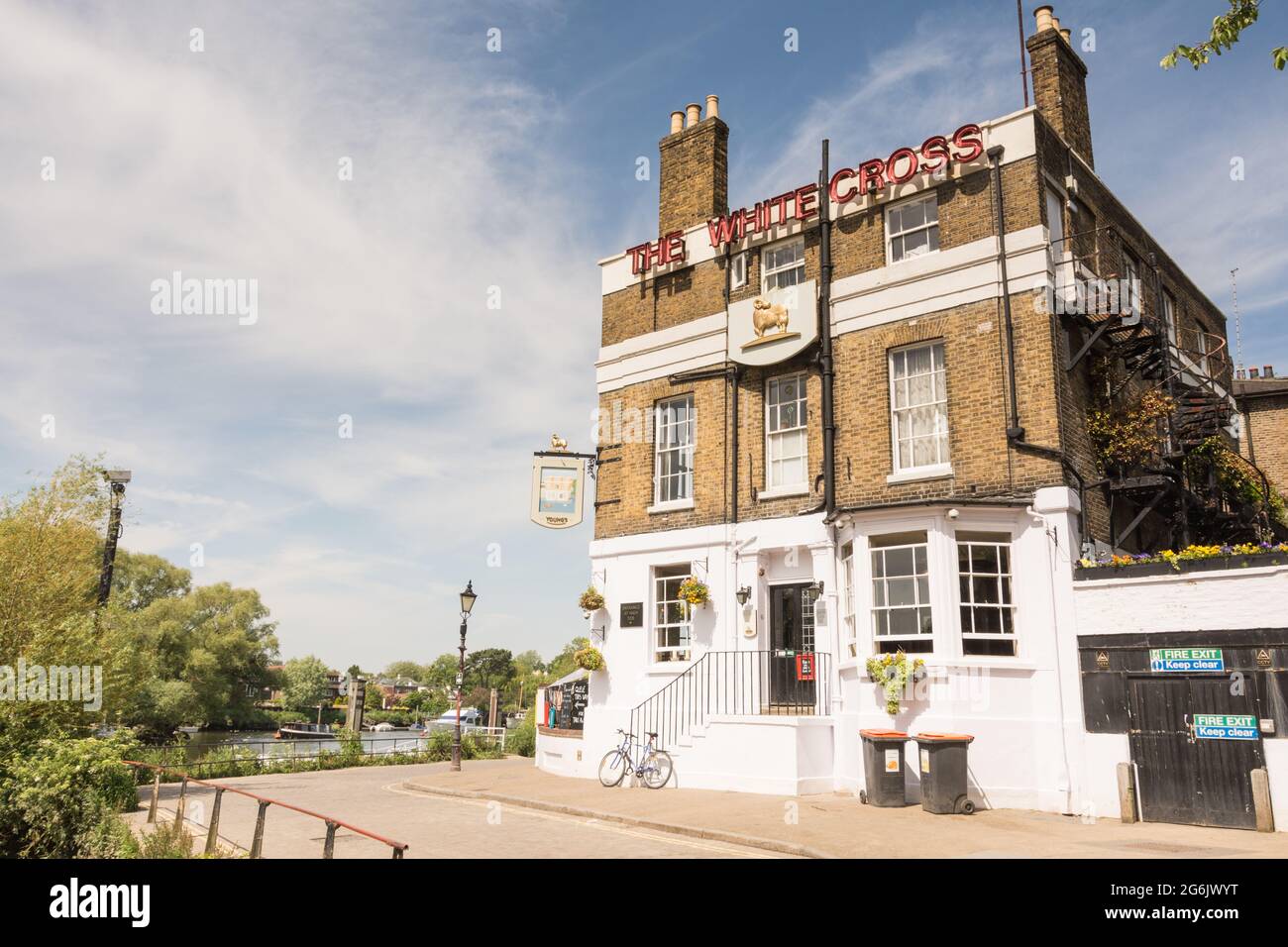 The White Cross Pub near the River Thames at Richmond Upon Thames, London, England, UK Stock Photo