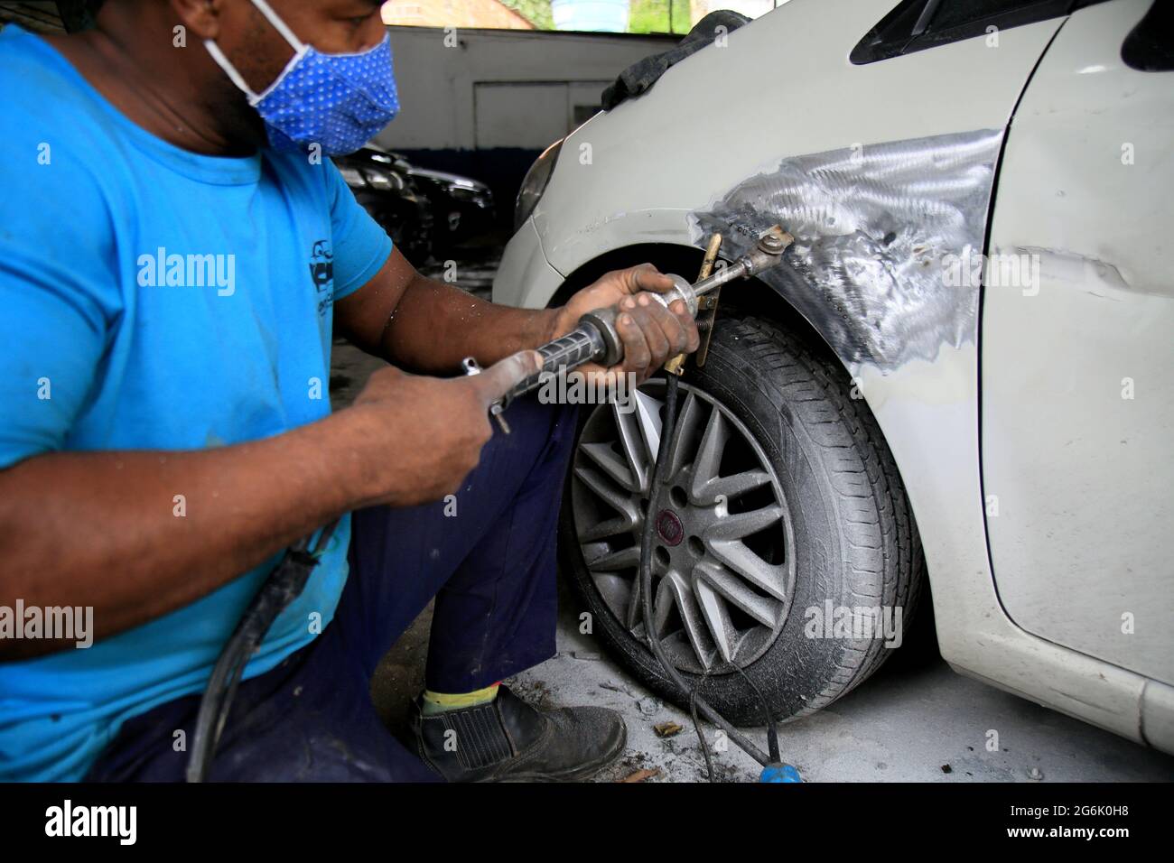 A welder works work on a car in the pits during the Mint 400 off-road auto  race through the Mojave Desert Stock Photo - Alamy