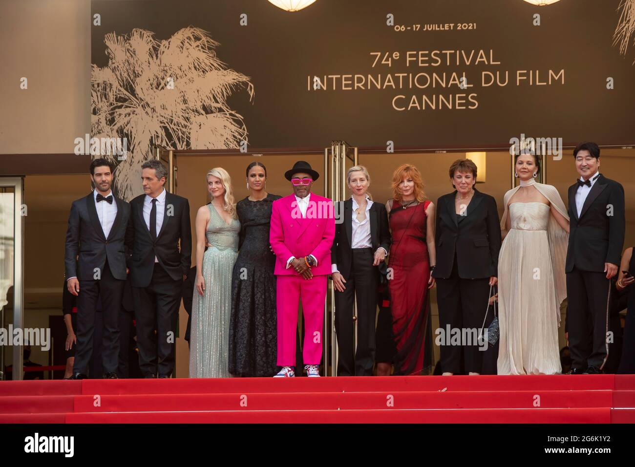 Cannes, France. 06th July, 2021. Jury members Tahar Rahim, Kleber Mendonca Filho, Melanie Laurent, Mati Diop, jury president Spike Lee, Jessica Hausner and Mylene Farmer, french culture minister Roselyne Bachelot and jury member Maggie Gyllenhaal and Song Kang-ho attend the 'Annette' screening and opening ceremony during the 74th annual Cannes Film Festival on July 06, 2021 in Cannes, France. Photo: Franck Boham/imageSPACE. Credit: Imagespace/Alamy Live News Stock Photo