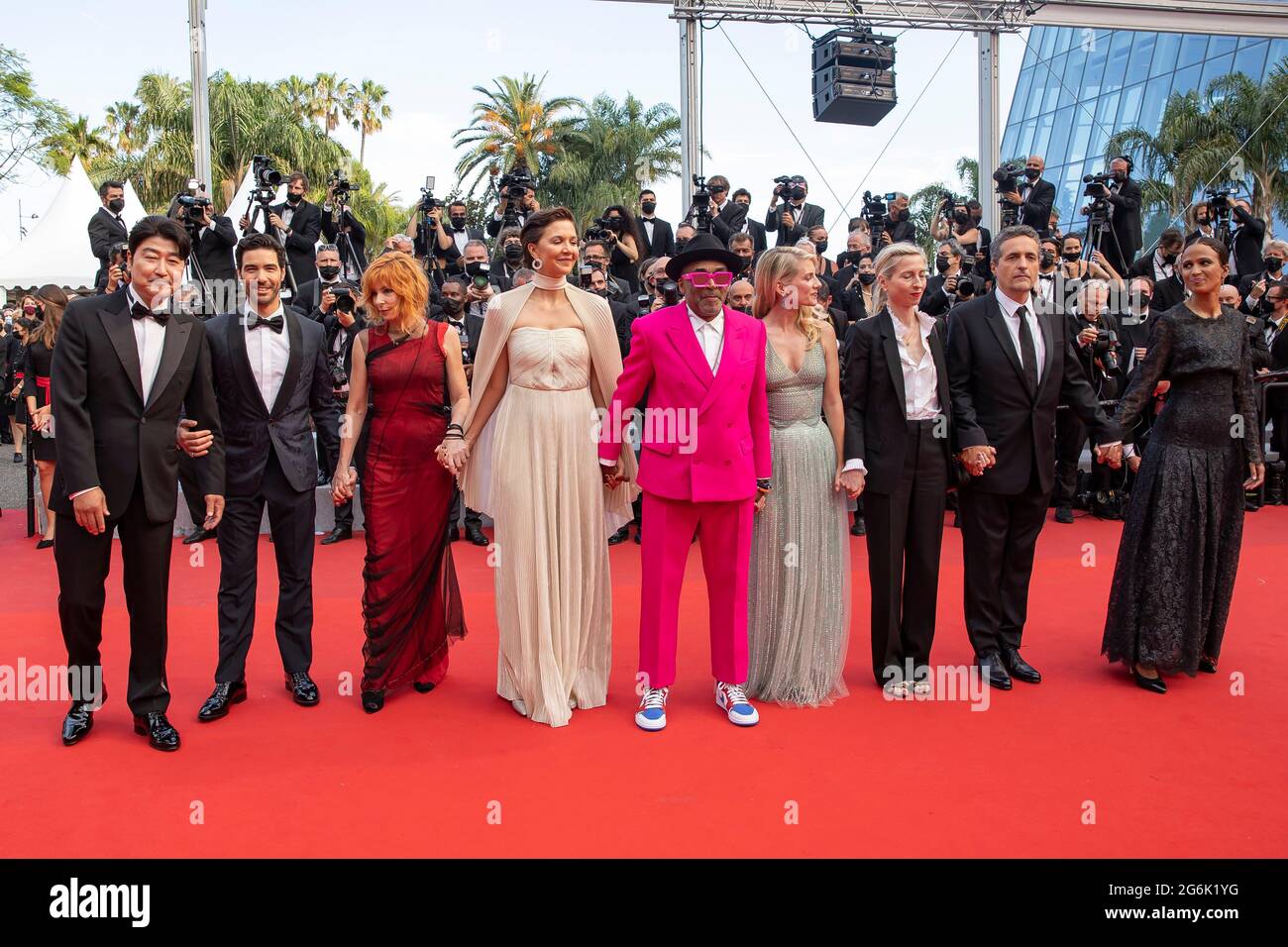 Cannes, France. 06th July, 2021. Jury members Tahar Rahim, Kleber Mendonca Filho, Melanie Laurent, Mati Diop, jury president Spike Lee, Jessica Hausner, Mylene Farmer, and jury member Maggie Gyllenhaal and Song Kang-ho attend the 'Annette' screening and opening ceremony during the 74th annual Cannes Film Festival on July 06, 2021 in Cannes, France. Photo: Franck Boham/imageSPACE. Credit: Imagespace/Alamy Live News Stock Photo