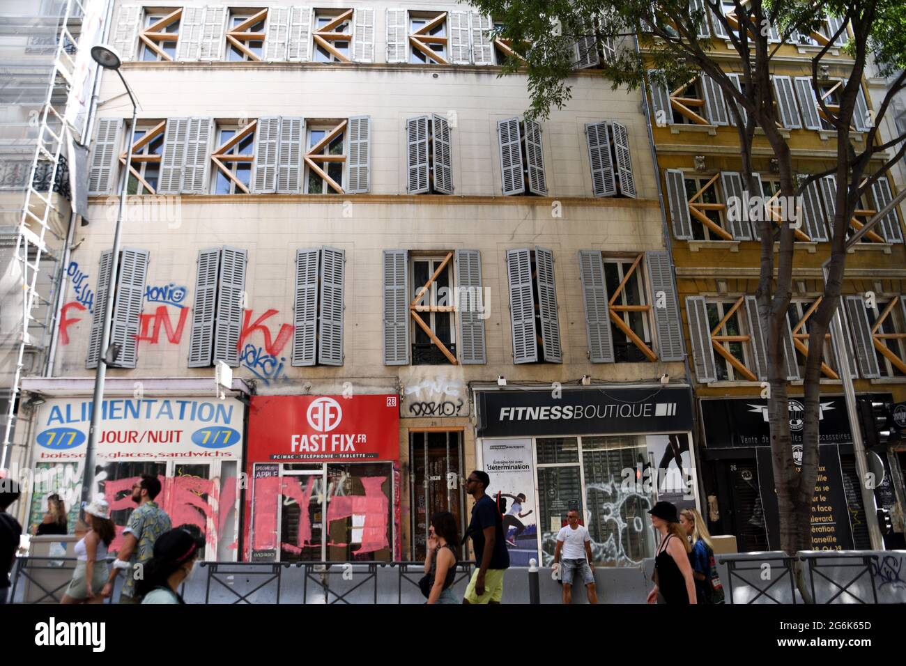 Marseille, France. 3rd July, 2021. People walk past a dilapidated building  on boulevard de la Liberation in Marseille. Credit: Gerard Bottino/SOPA  Images/ZUMA Wire/Alamy Live News Stock Photo - Alamy