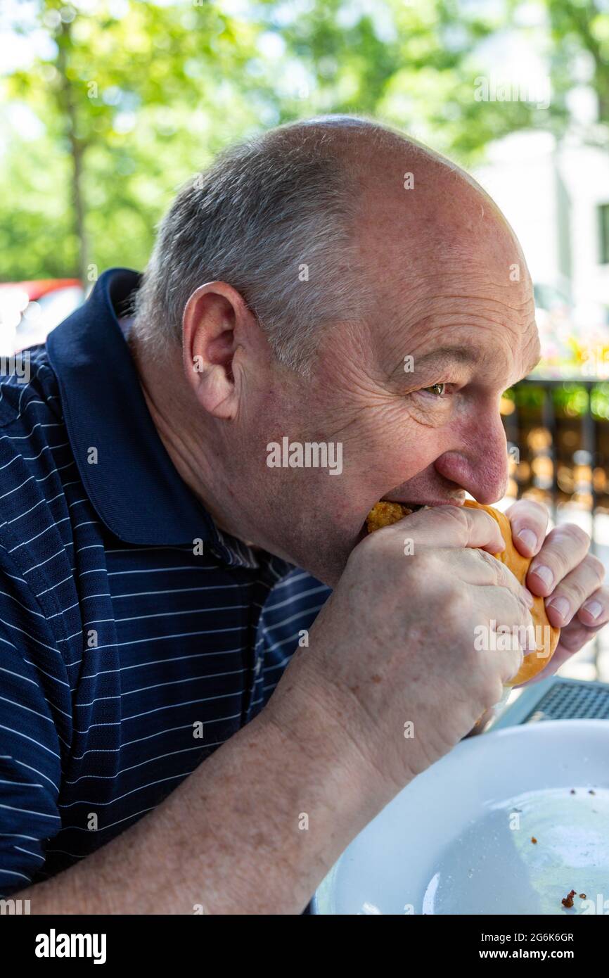 Man eats sandwich hires stock photography and images Alamy