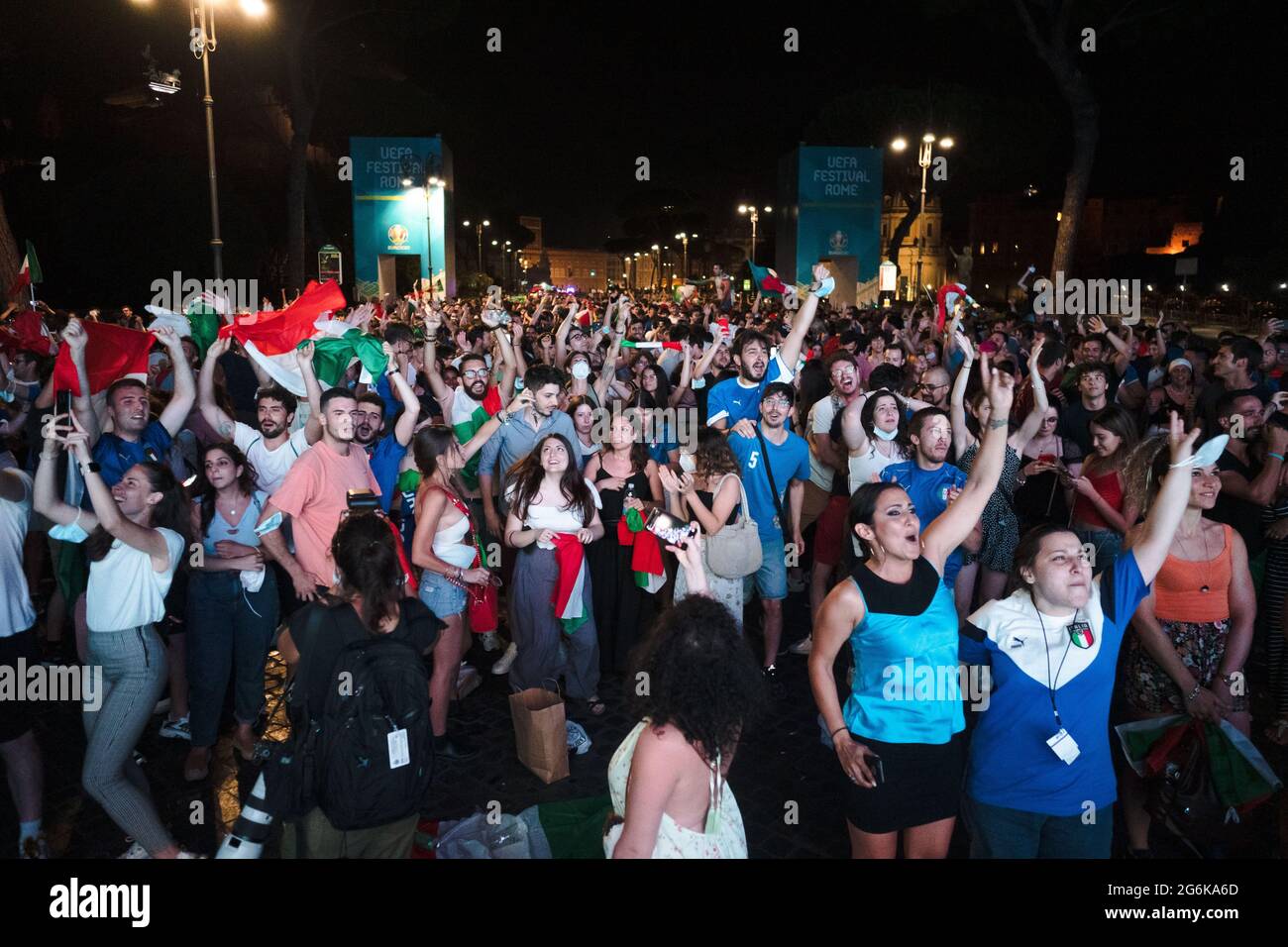 ROME, ITALY - JULY 6, 2021. Italian fans celebrate the victory of Italy against Spain in the semifinal of the Euro 2020 football European Championship. Credit: Andrea Petinari/Medialys Images/Alamy Live News Stock Photo