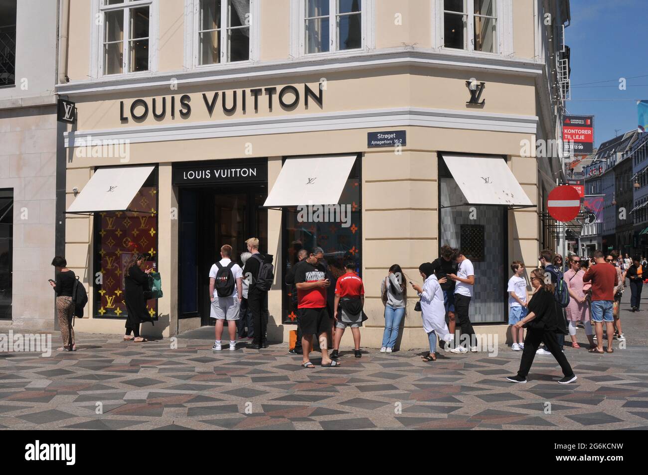 Copenhagen, Denmark.06 July 2021, Louis Vuitton Store and customers waitng  in line for thier tuirn and fas msk restriction hs been removed for shoppe  Stock Photo - Alamy