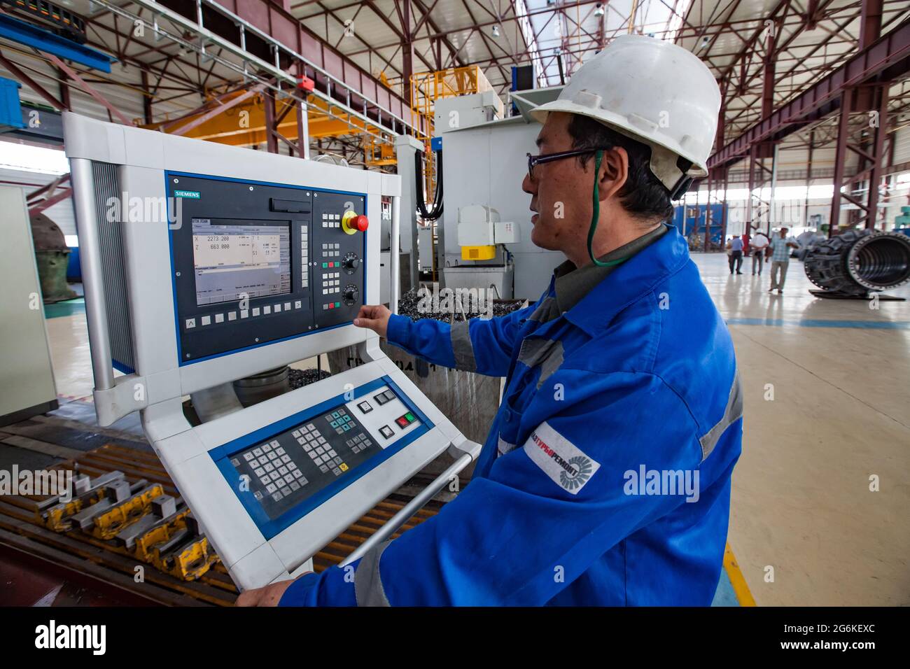 Cnc machine operator hi-res stock photography and images - Alamy
