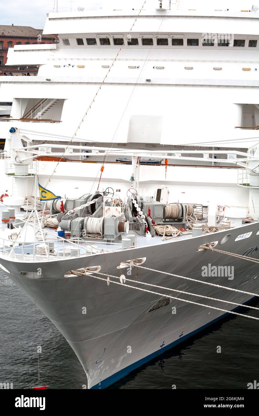 Capstan windlasses for ships hires stock photography and images Alamy