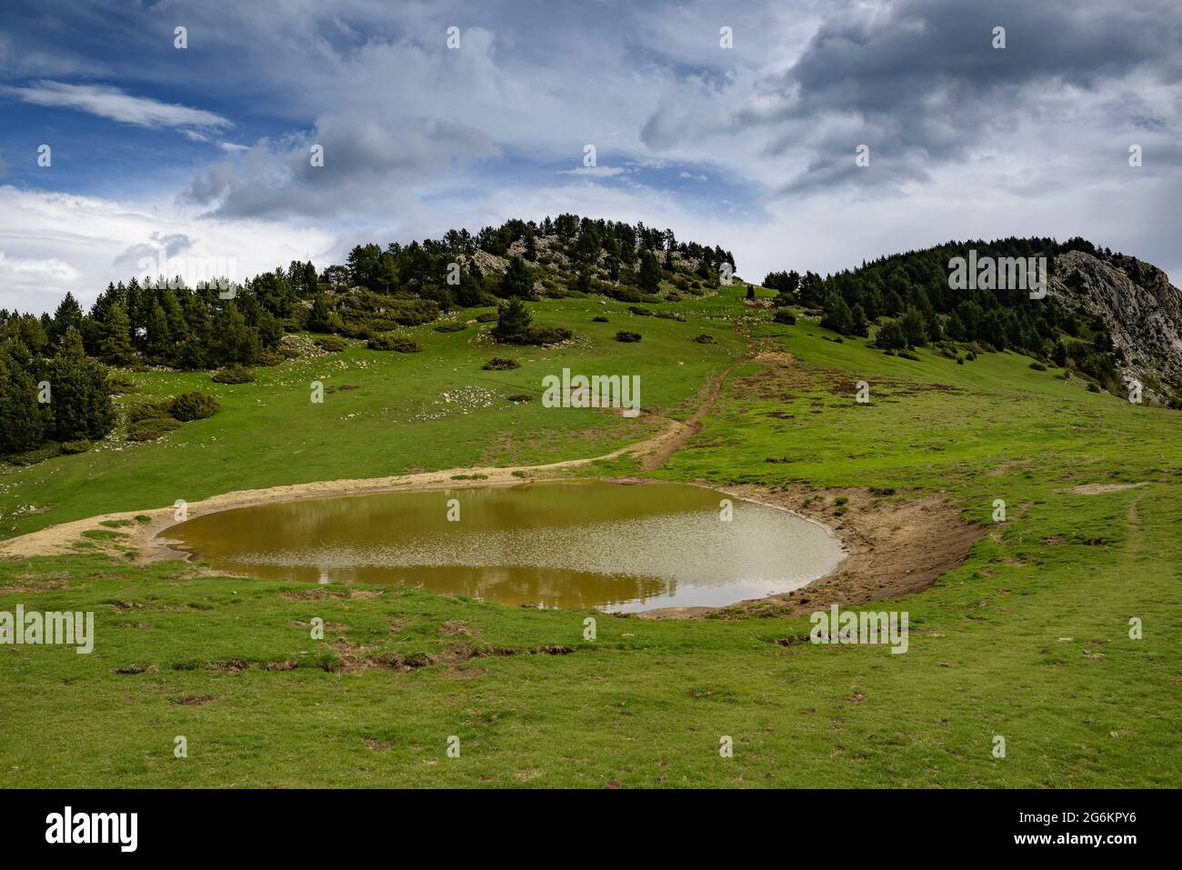 Bassa dels Rasets pond in spring, next to the Tagast pass, in the Rasos de Peguera (Berguedà, Catalonia, Spain, Pyrenees) Stock Photo