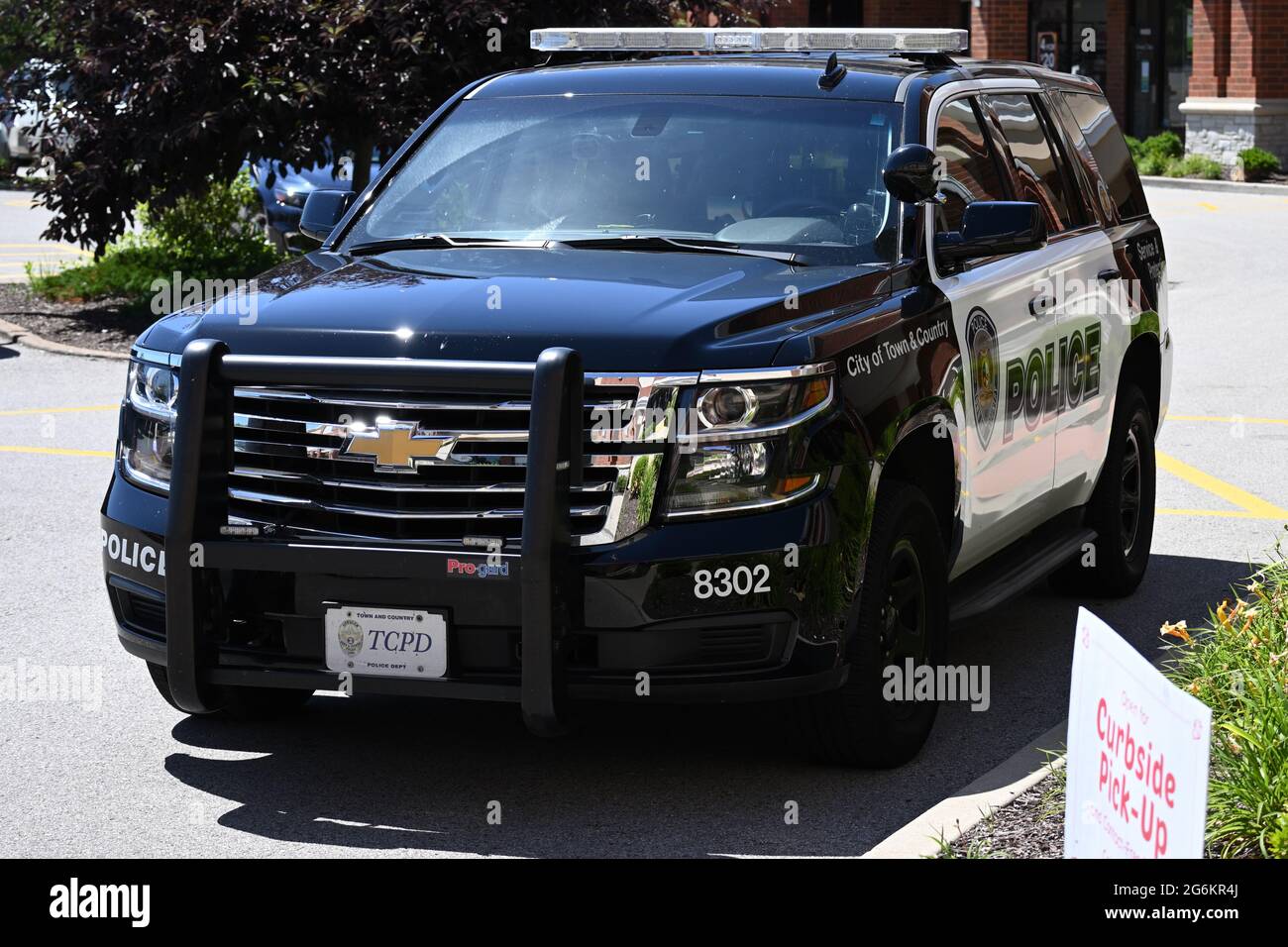 Town and Country Police Department Chevrolet Tahoe PPV with ram bar, unit 8302. Town and Country, Missouri, United States. Stock Photo