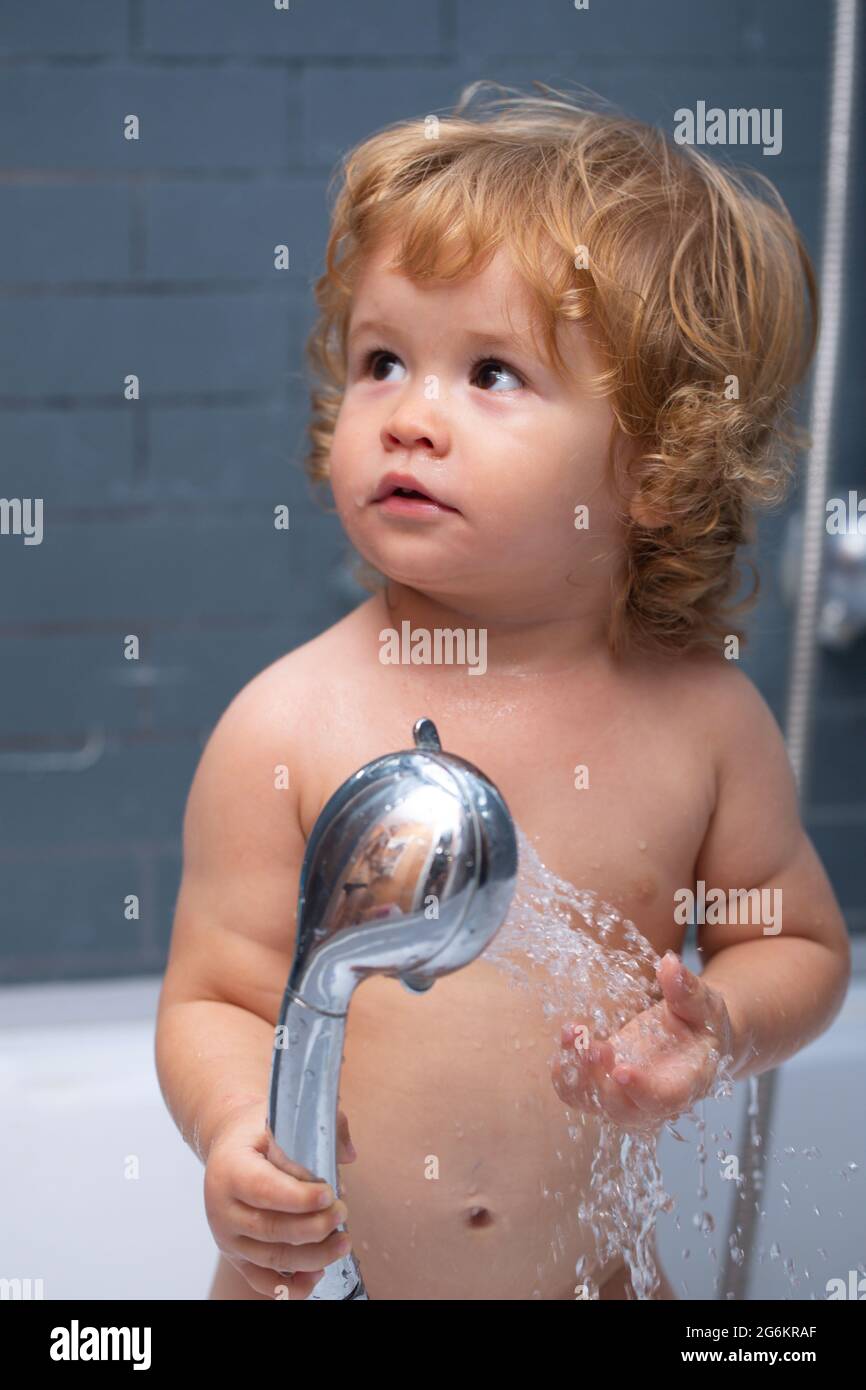 Bathing baby. Happy kid with soap foam on head Stock Photo Alamy