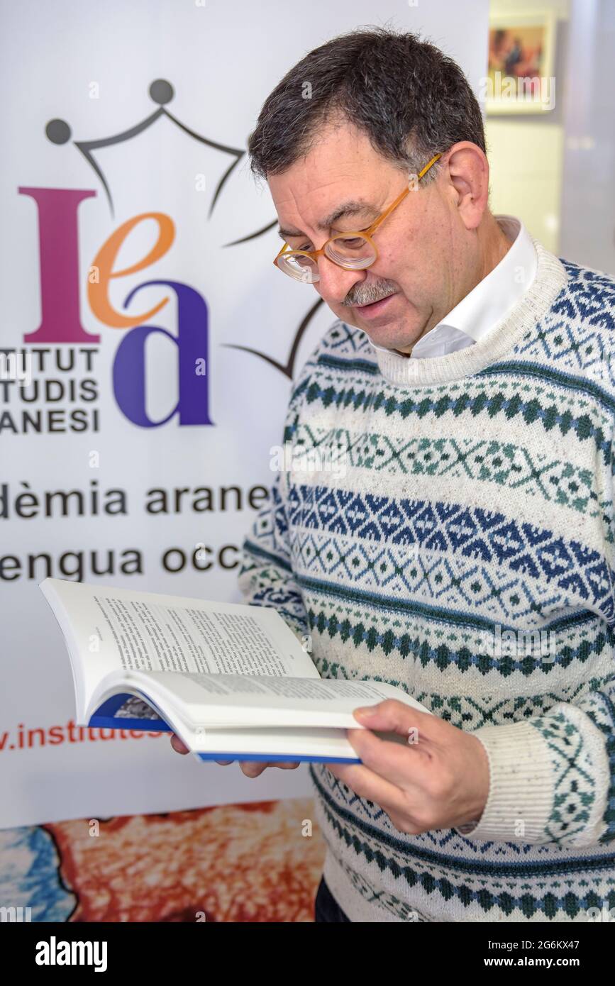 Jèp de Montoya in the Acadèmia Aranesa dera lengua occitana (former Institut d'Estudis Aranesi) reading a book in Aranese (Vielha, Aran Valley, Spain) Stock Photo