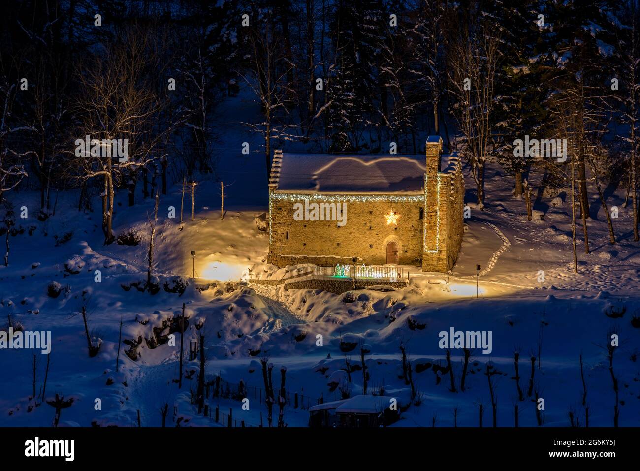 Sant Esteve Church, near Tredòs, in a winter blue hour (Aran Valley, Catalonia, Spain, Pyrenees) ESP: Iglesia de Sant Esteve cerca de Tredòs, de noche Stock Photo