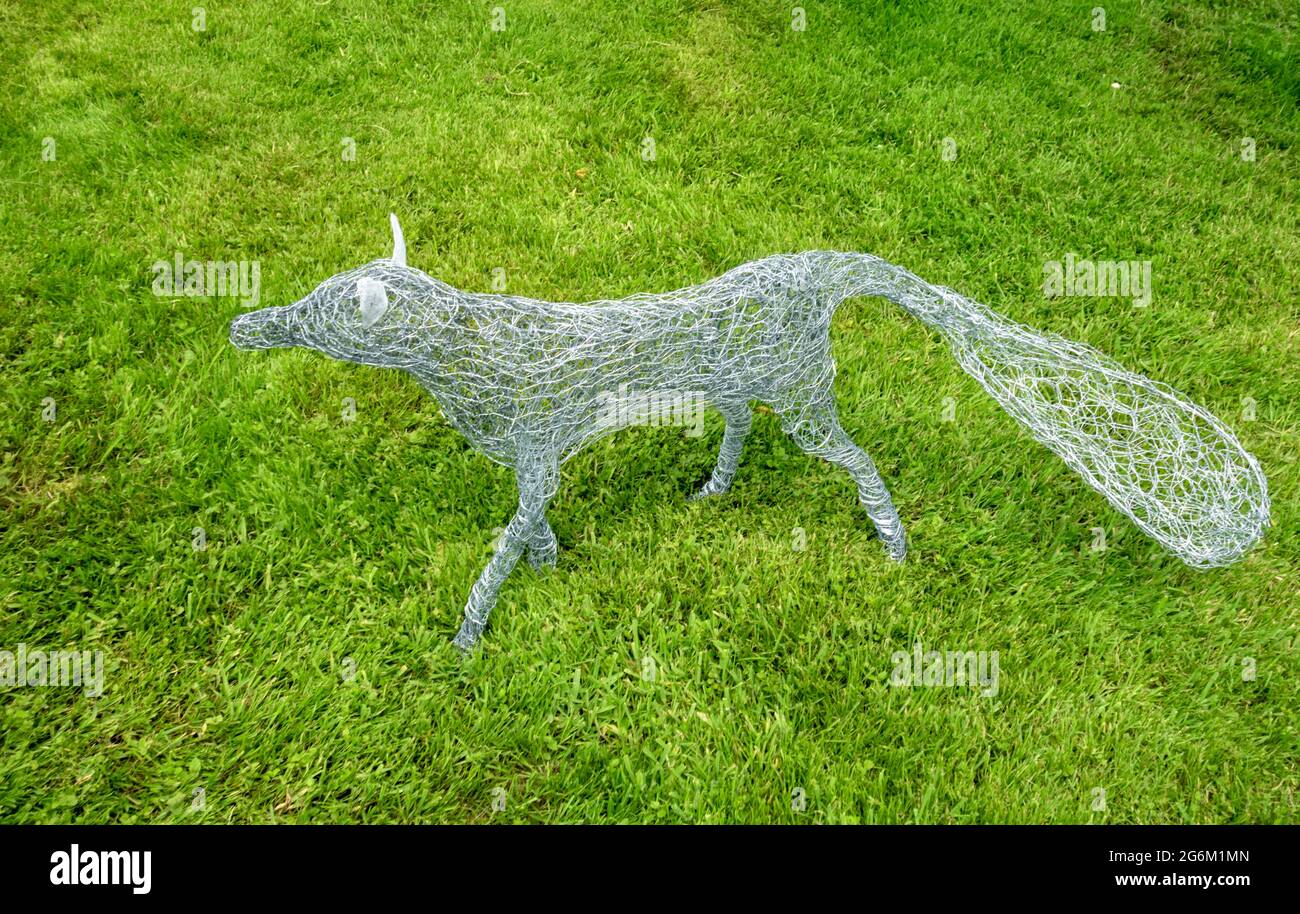 Wire mesh fox sculpture Stock Photo - Alamy