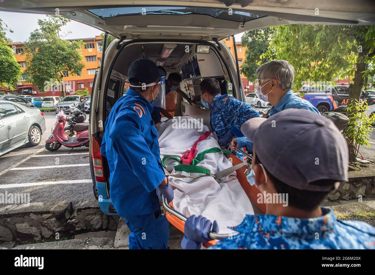 Kuala Lumpur Malaysia 05th July 2021 Malaysia Civil Defence Force Personnel Carry An Elderly Woman With Mobility Problems On A Stretcher Into An Ambulance The Malaysia Government Said About 79 2 Of Senior