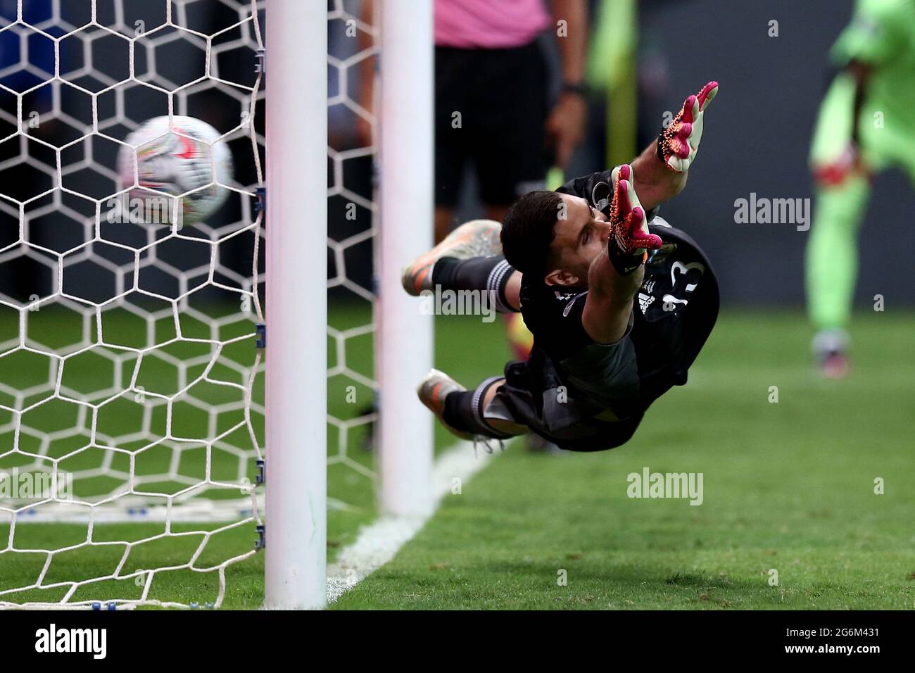 BRASILIA, BRAZIL - JULY 06: Emiliano Martinez Goalkeeper of Argentina dives during a shootout ,after a the Semifinal match between Argentina and Colombia as part of Conmebol Copa America Brazil 2021 at Mane Garrincha Stadium on July 6, 2021 in Brasilia, Brazil. (MB Media) Stock Photo