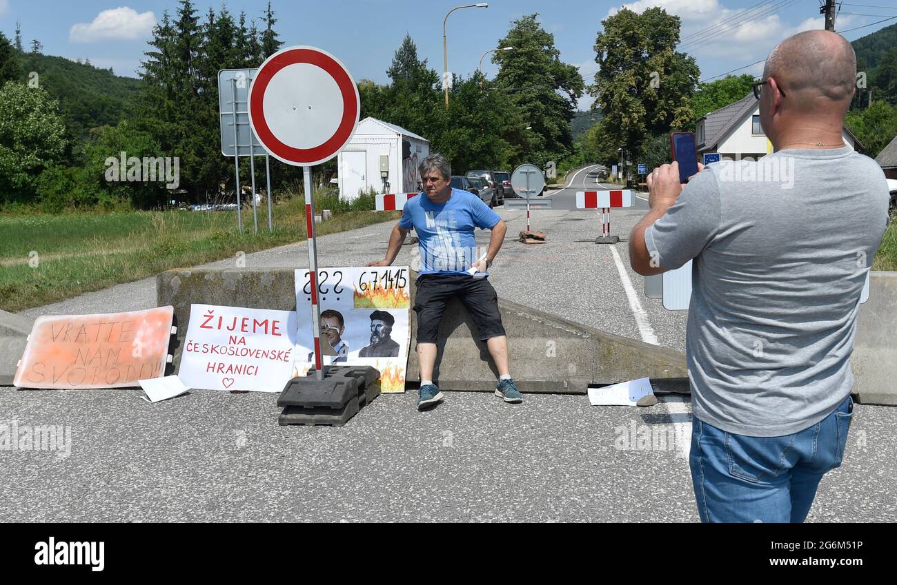 Brumov-Bylnice, a town in the Zlin vicinity, will send a protest note to  the Czech foreign affairs and interior ministries today over the closure of  a border crossing with Slovakia, its mayor