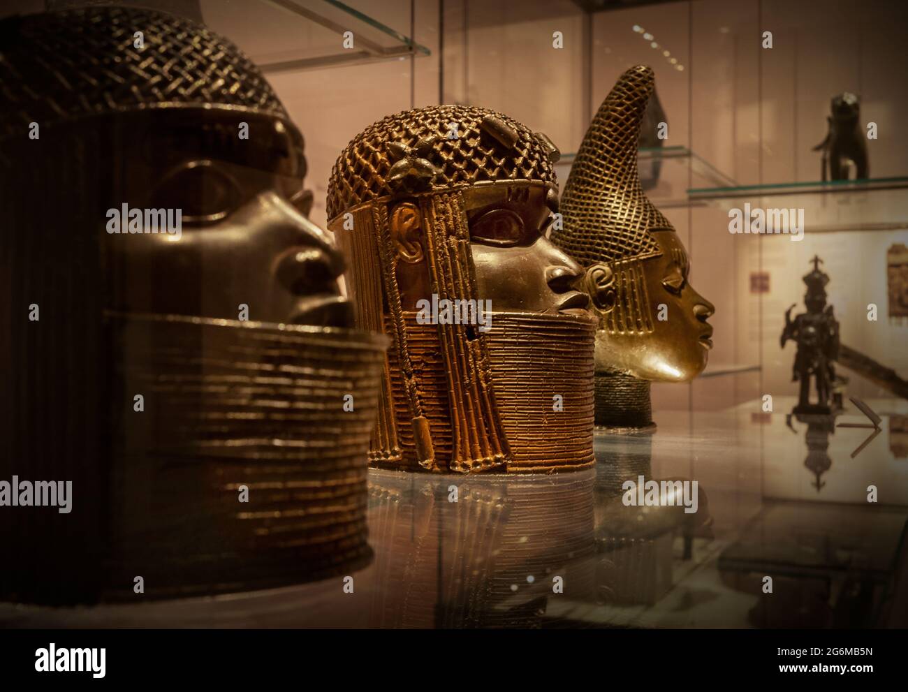 British Museum-The Benin Bronzes Photograph by Brian Harris 2021-07 Benin Bronze Heads at the British Museum, London, England. L-R: Brass Head of an O Stock Photo