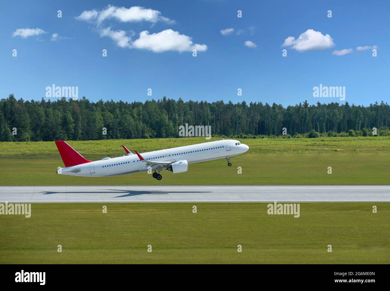 Plane takes off from airport hi-res stock photography and images - Alamy
