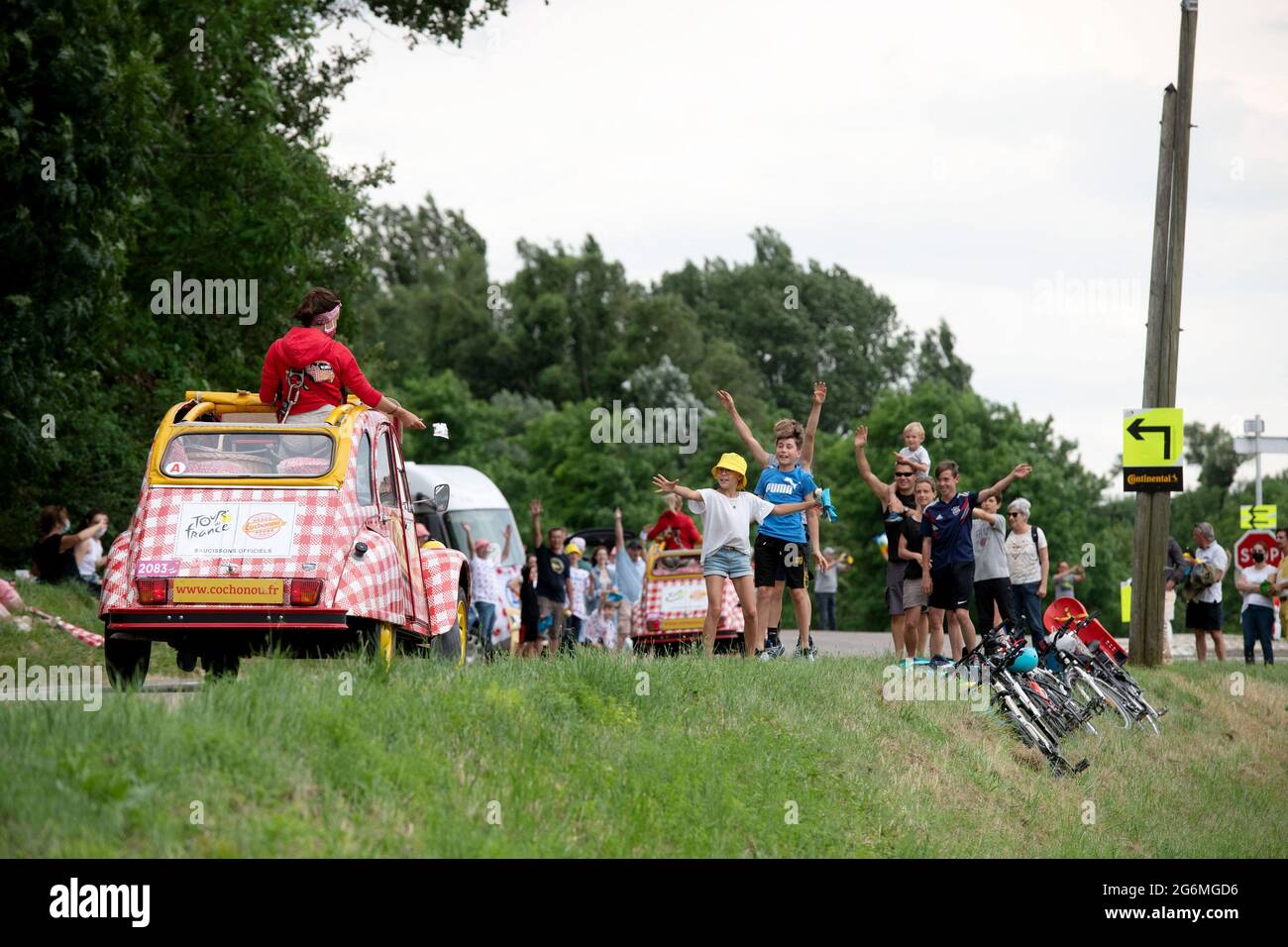 France, July 6, 2021,  Beaumont les Valence (26), July 6, 2021: passage of the Tour de France advertising caravan. Spectators and advertising vehicle of the Cochonou brand, 2CV car. Photo by Delmarty J/ANDBZ/ABACAPRESS.COM Stock Photo