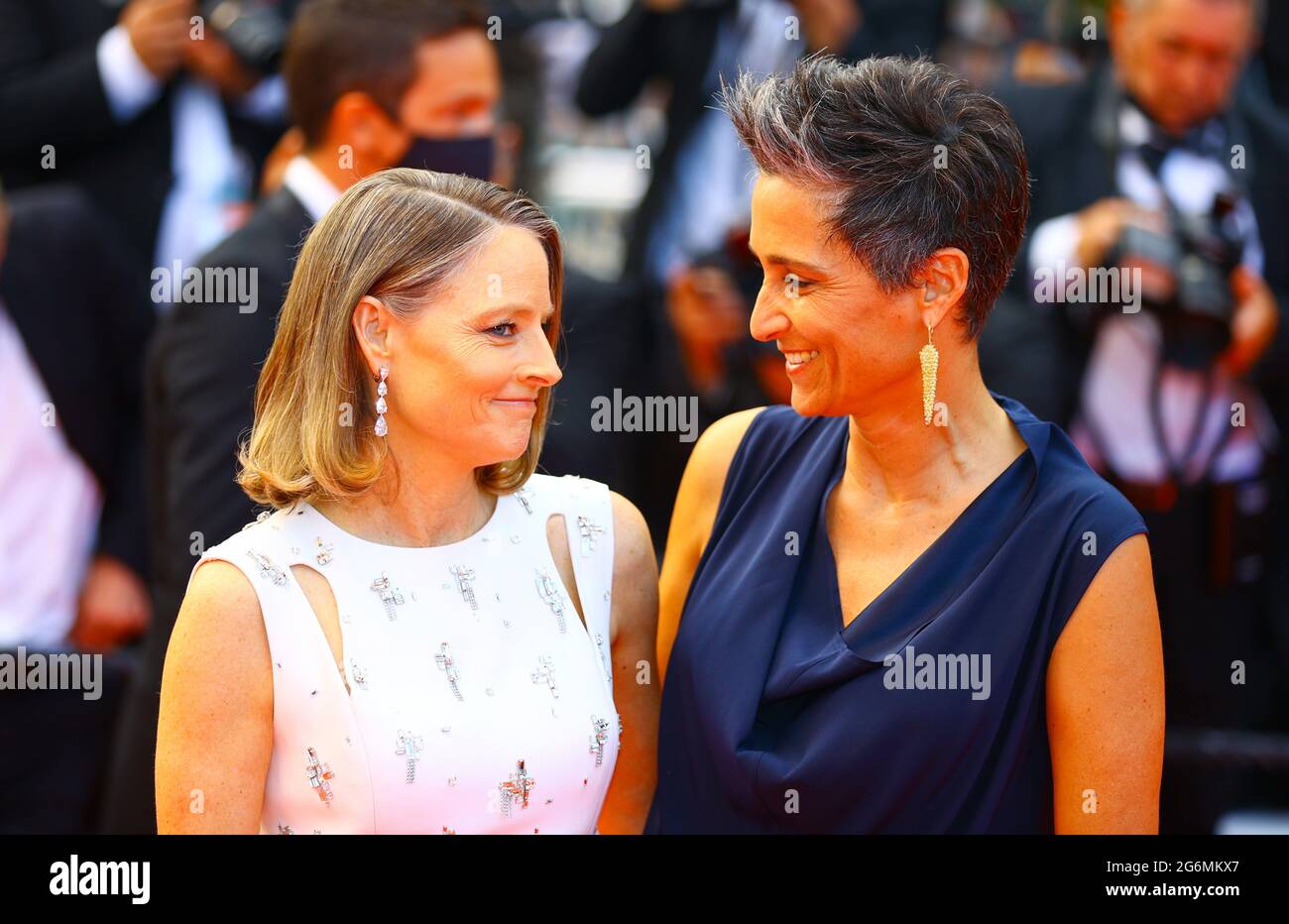 Cannes, Frankreich. 06th July, 2021. Cannes, France - July 06, 2021: Cannes Film Festival with Actress Jodie Foster and wife Alexandra Mary Hedison Credit: dpa/Alamy Live News Stock Photo