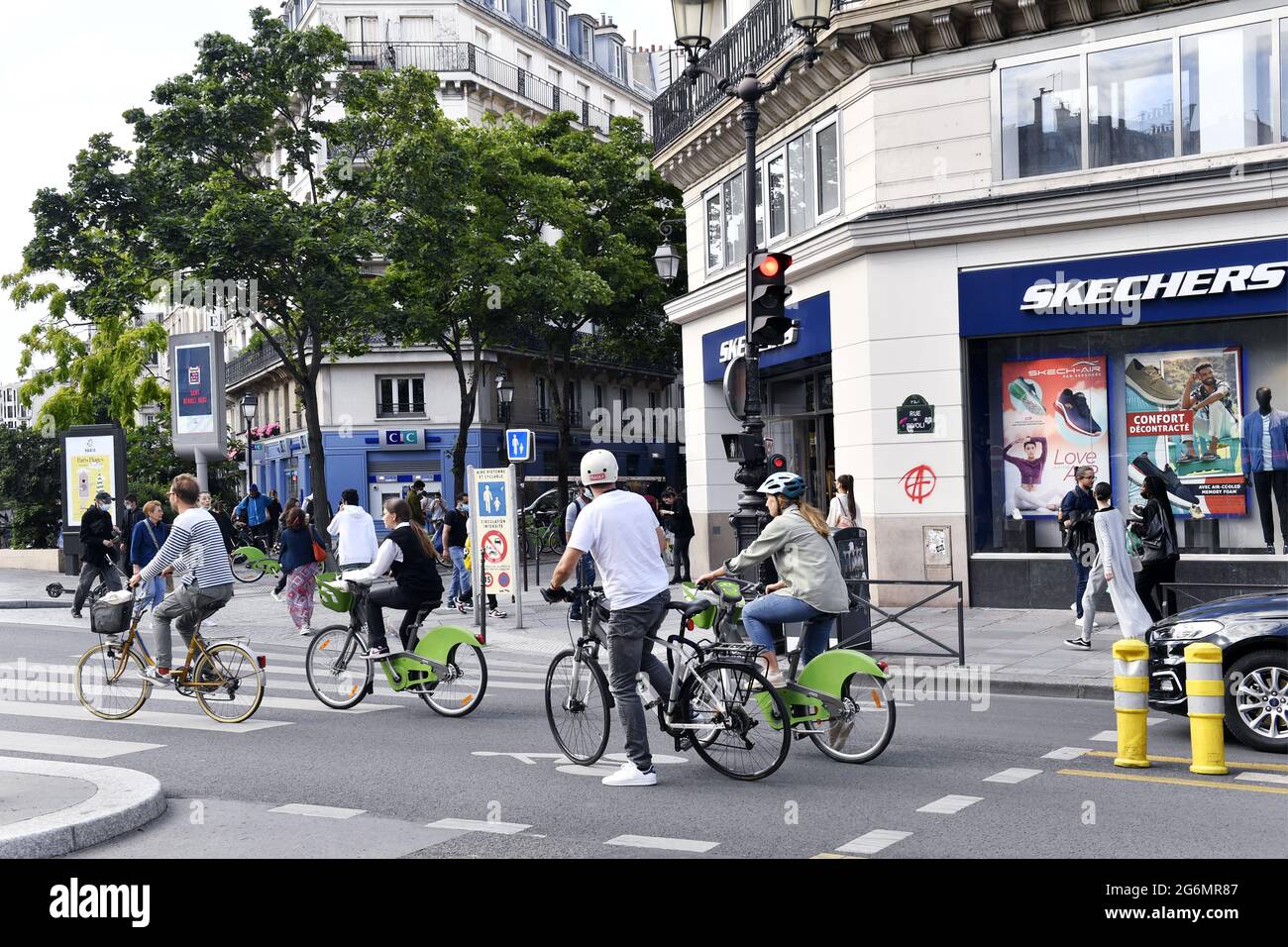 Voie v los Fast lane for Cyclists Rue de Rivoli Paris