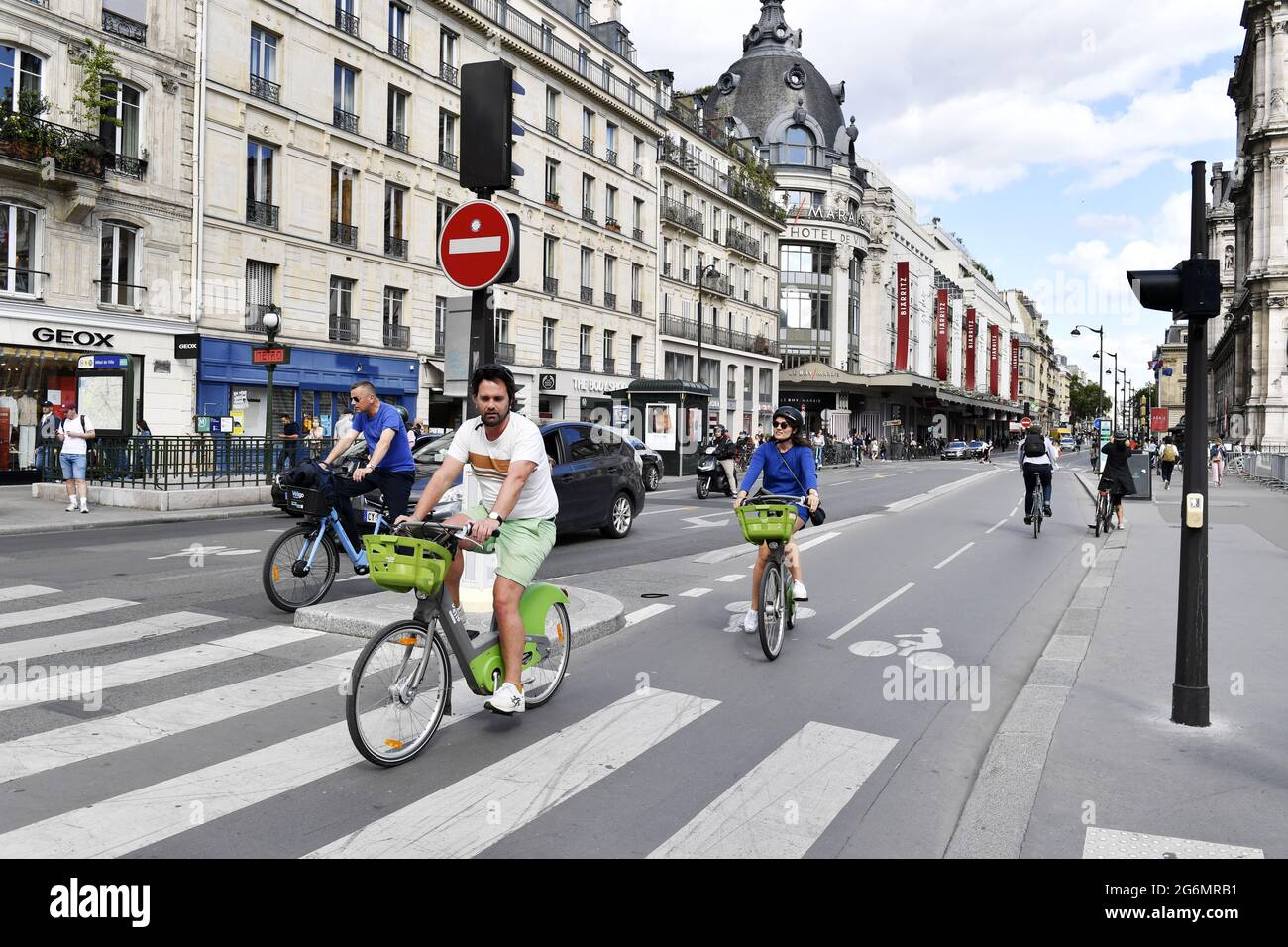 Voie vélos - Fast lane for Cyclists - Rue de Rivoli - Paris - France Stock  Photo - Alamy