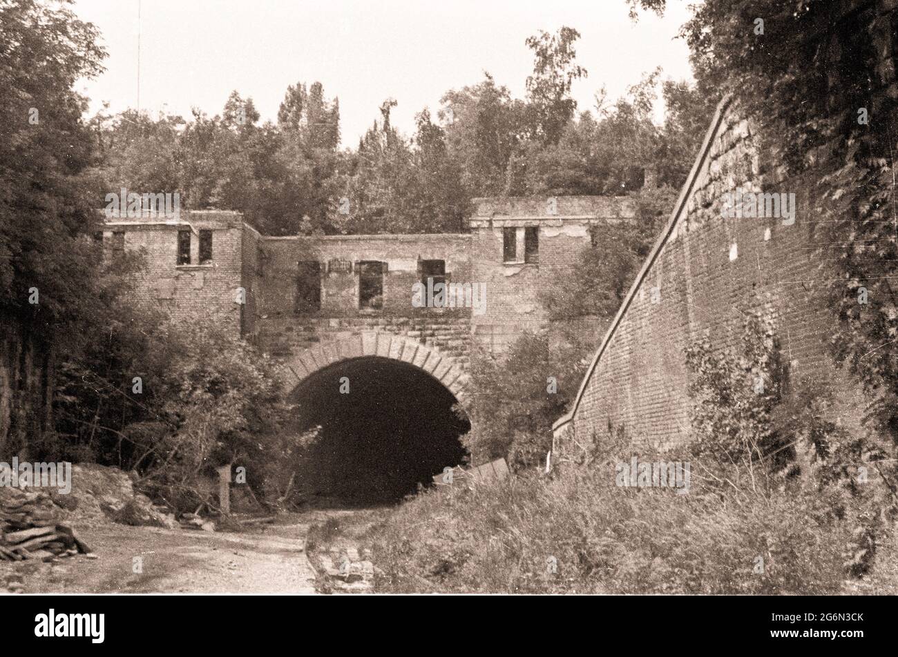 Wien, Vorortelinie (S45) 1979 vor der Sanierung, Station Breitensee ...