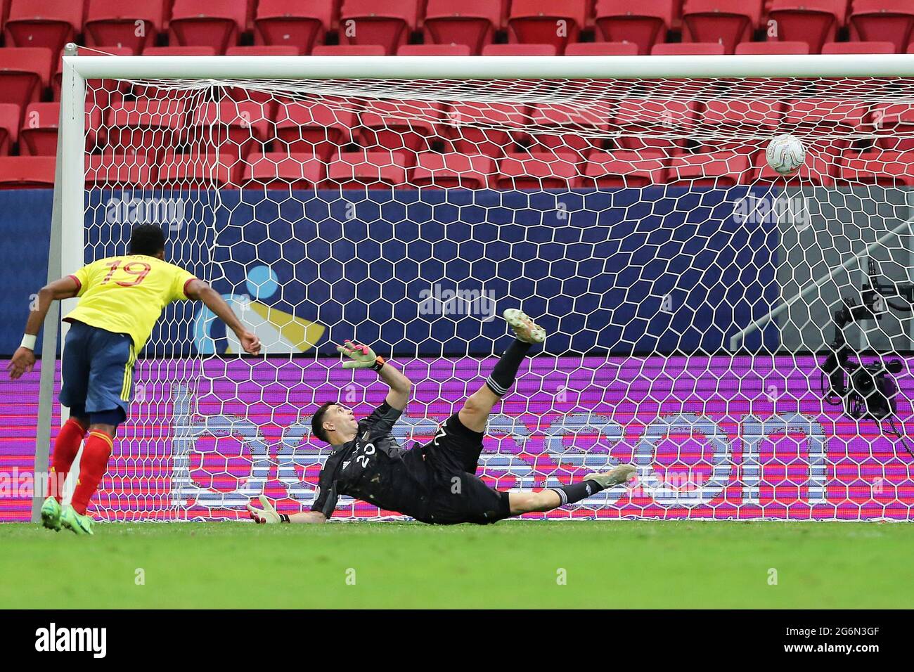 6th July 2021 Est Xe1 Dio Man Xe9 Garrincha Bras Xed Lia Df Brazil Copa America Football Tournament Argentina Versus Colombia Emiliano Mart Xed Nez Arg Is Beaten By The Penalty Kick From Miguel Borja Col Stock Photo