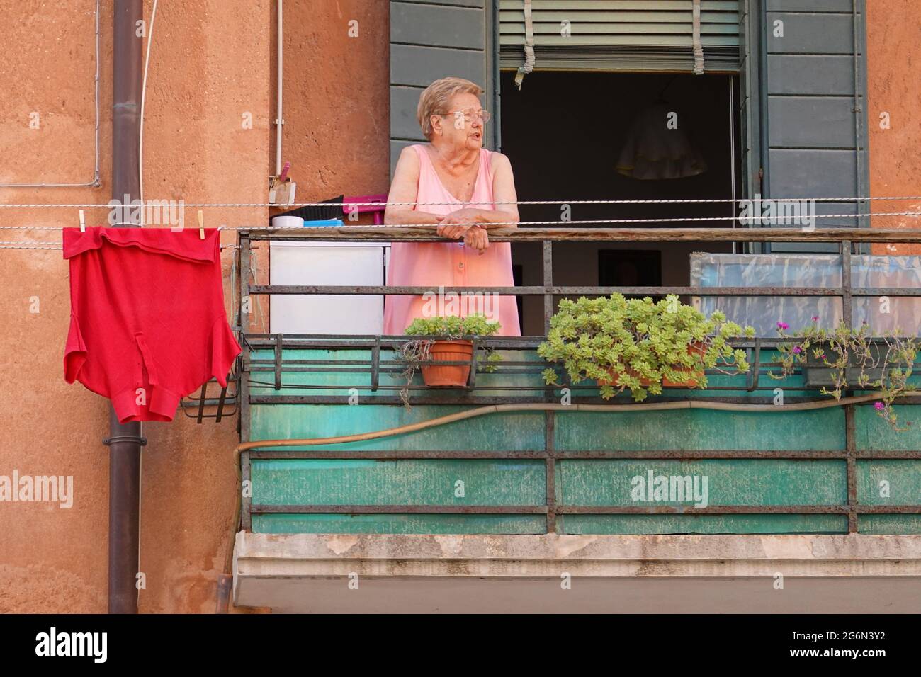 Venedig, alte Dame am Balkon // Venice, Old Lady on a Balcony Stock Photo