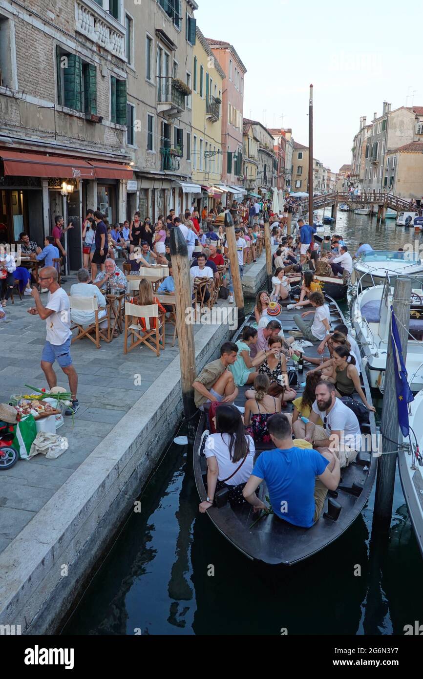 Venedig, Stadtleben an der Fondamenta dei Ormesini // Venice, People dining out at Fondamenta dei Ormesini Stock Photo