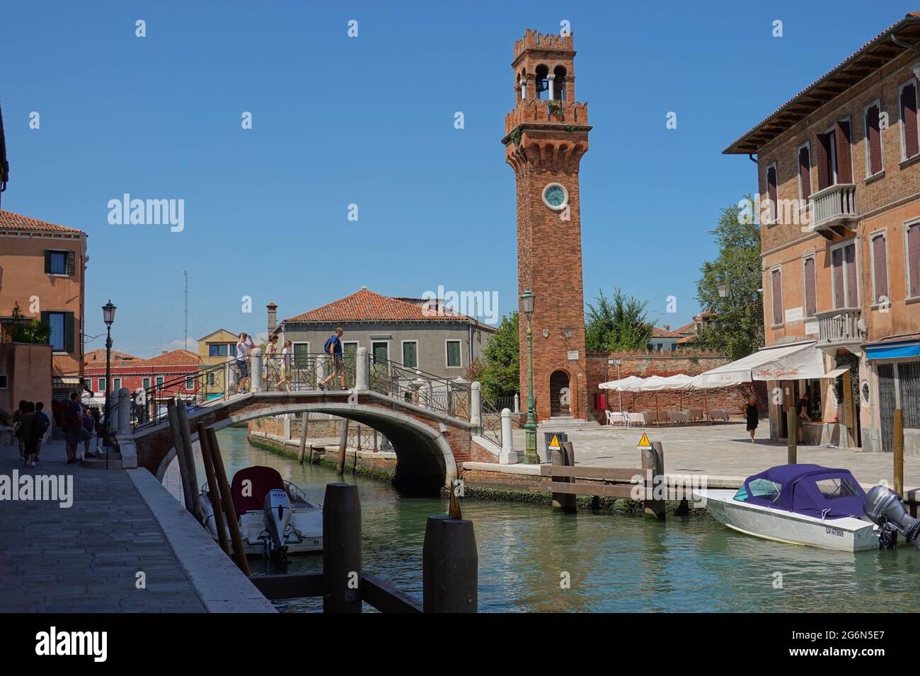 Murano, venetisch Muran, ist eine Inselgruppe nordöstlich der Altstadt von Venedig in der Lagune von Venedig. Sie ist bekannt für ihre Glaskunst, lebt Stock Photo