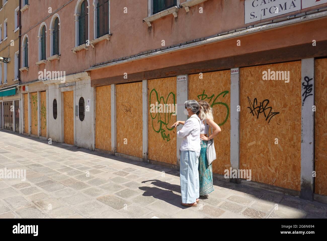 Venedig, nach Covidkrise geschlossenes Geschäft // Venice, Closed Shop after Covid Crisis Stock Photo