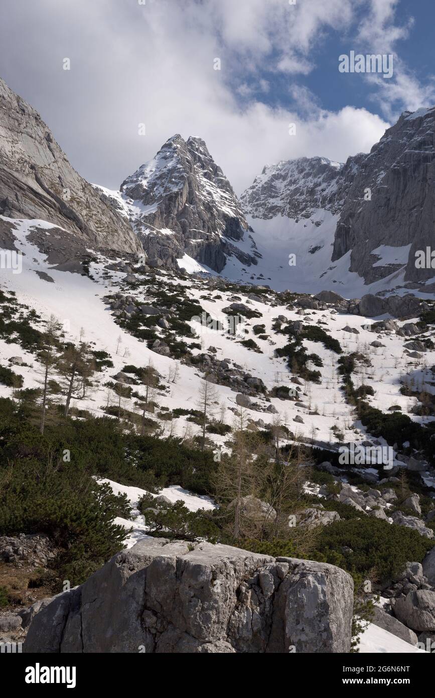 Blaueis glacier surrounded by mountains Blaueisspitze, Hochkalter and Kleinkalter, Berchtesgaden, Bavaria, Germany Stock Photo