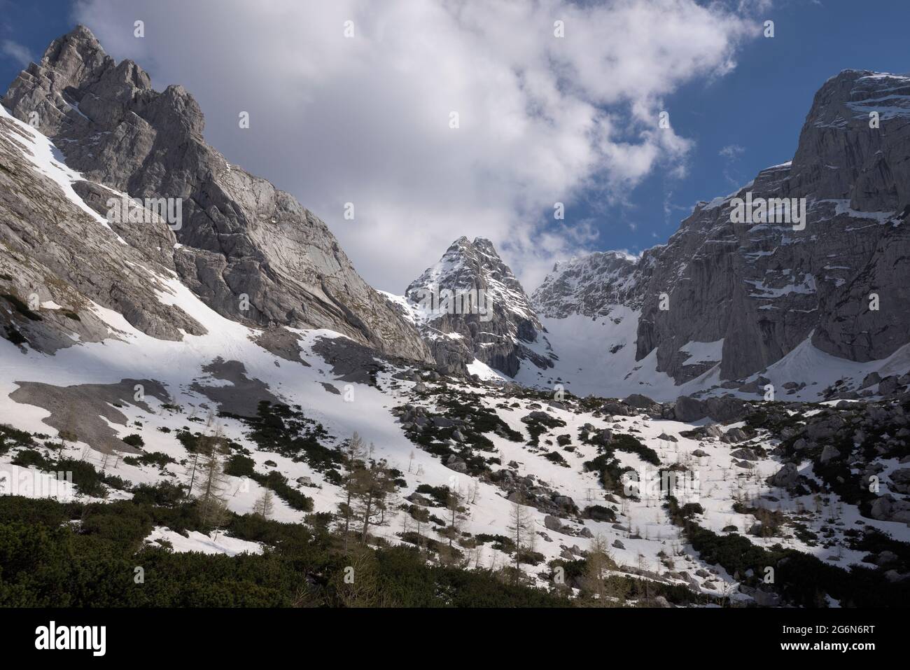 Blaueis glacier surrounded by mountains Blaueisspitze, Hochkalter and Kleinkalter, Berchtesgaden, Bavaria, Germany Stock Photo