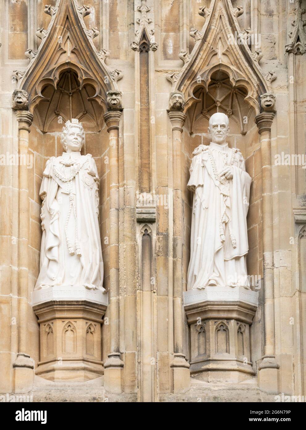 Canterbury Cathedral statues of Queen Elizabeth II and Prince Philip Duke of Edinburgh by Nina Bilby (2015 Diamond Jubilee) Canterbury Kent England UK Stock Photo