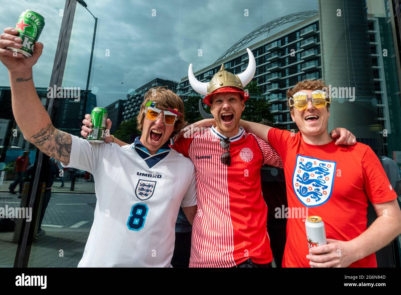 England fans in the stands hi-res stock photography and images - Page 6 -  Alamy