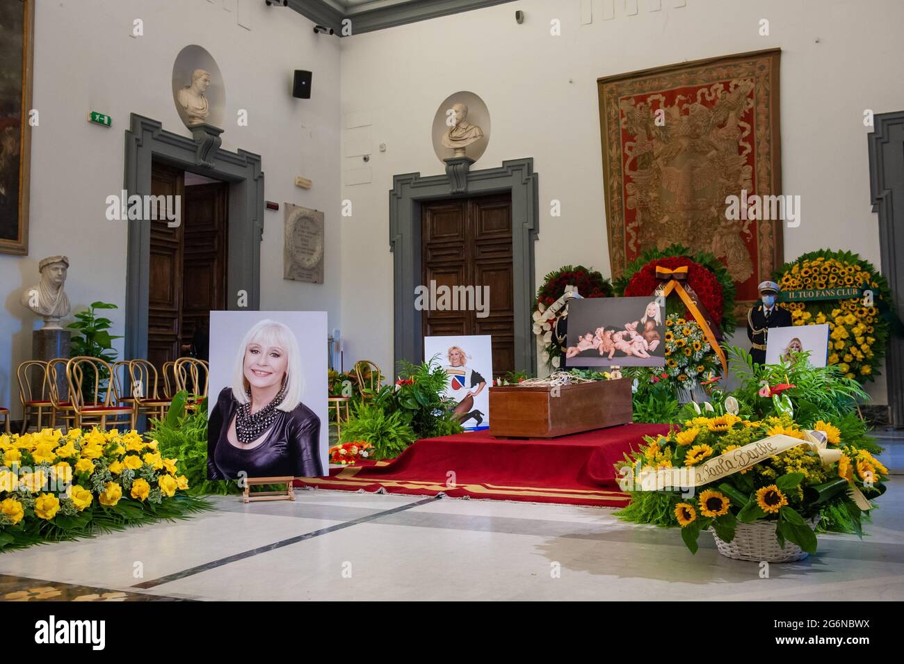 Rome, Italy 07/07/2021:  Farewell to Raffaella Carrà, funeral chamber at the Campidoglio. © Andrea Sabbadini Stock Photo