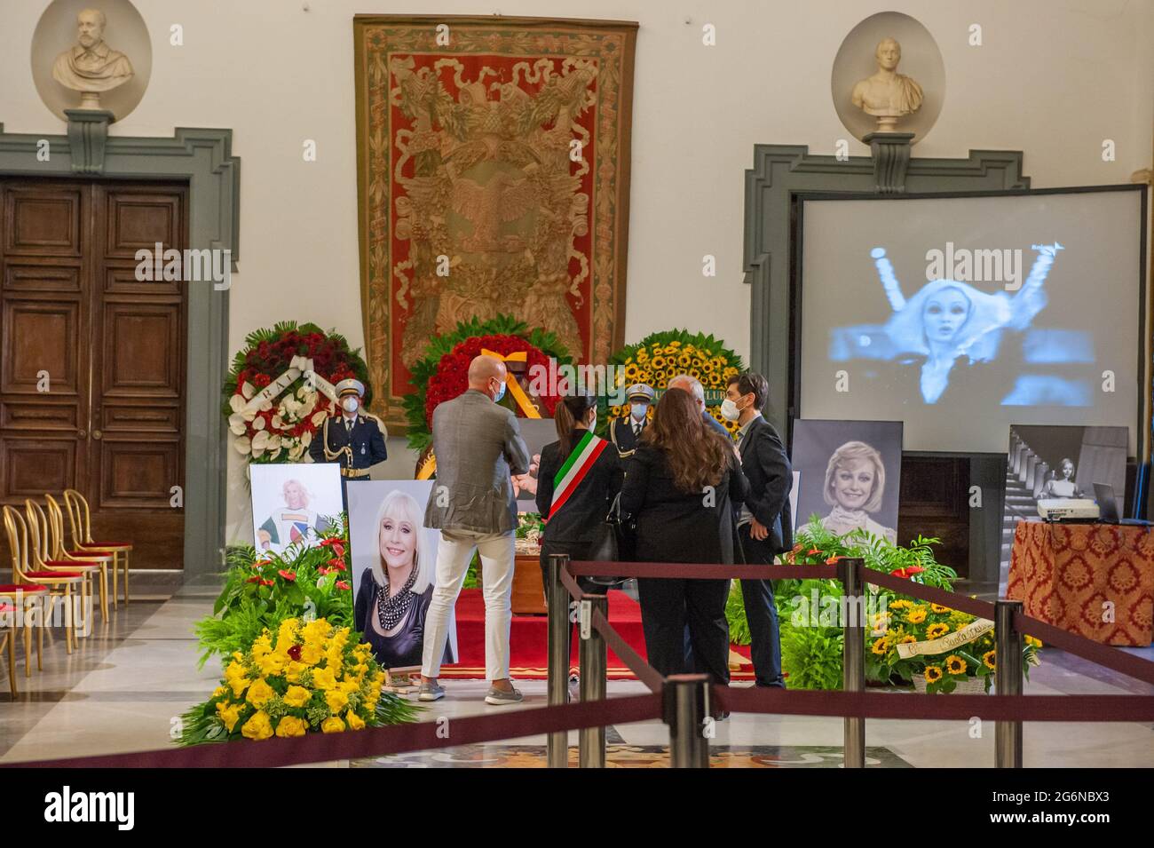 Rome, Italy 07/07/2021:  Farewell to Raffaella Carrà, funeral chamber at the Campidoglio. © Andrea Sabbadini Stock Photo