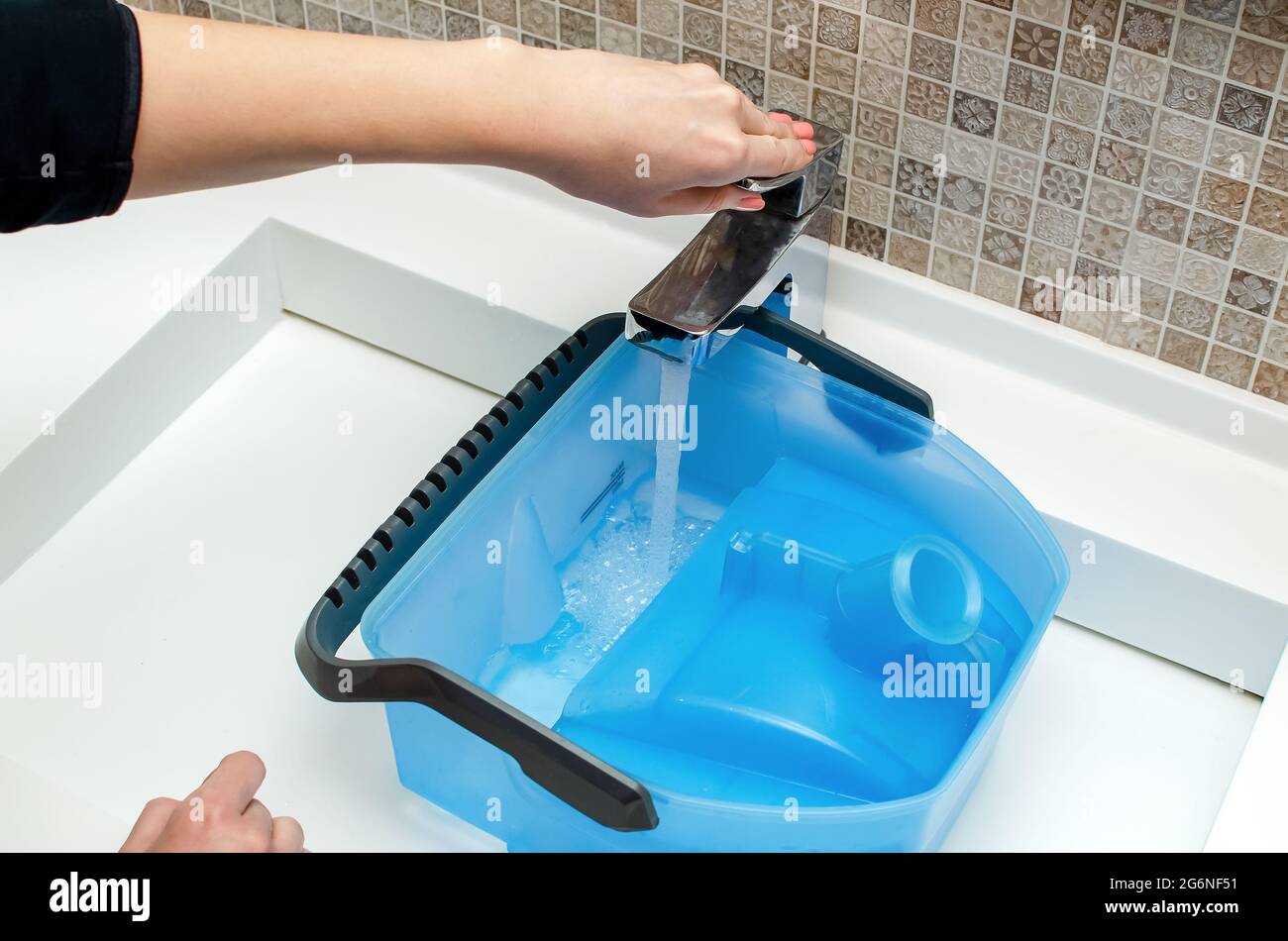 Water tank for washing vacuum cleaner with water filter, liquid level