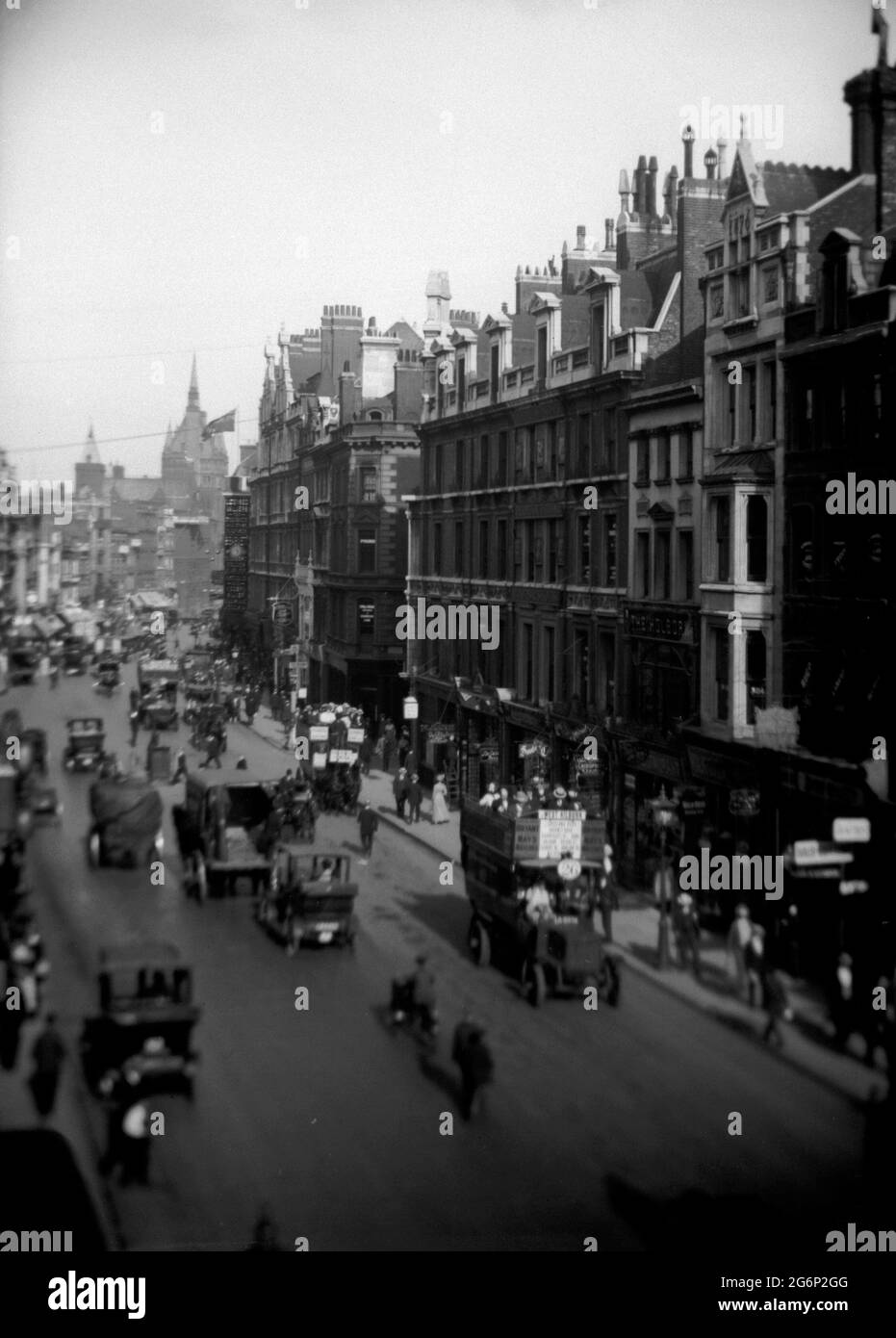 AJAXNETPHOTO. 1908-1911. LONDON, ENGLAND. - EDWARDIAN HOLBORN - VIEW OF TRAFFIC AND SHOPS ON HOLBORN AT NR 302. EARLY MOTORISED OMNIBUS NR 26 WITH WEST KILBURN DIRECTION PLATE. PHOTOGRAPHER:UNKNOWN © DIGITAL IMAGE COPYRIGHT AJAX VINTAGE PICTURE LIBRARY SOURCE: AJAX VINTAGE PICTURE LIBRARY COLLECTION REF:212904 1 Stock Photo