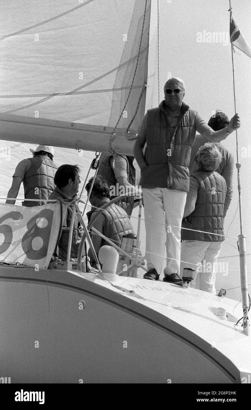 AJAXNETPHOTO. 7TH JULY,1979. SOLENT, COWES, ENGLAND. - KEEPING LOOKOUT - EDWARD HEATH STANDING LOOKOUT IN THE STERNSHEETS OF HIS YACHT MORNING CLOUD AT THE START OF THE COWES - DINARD OFFSHORE RACE.  PHOTO:JONATHAN EASTLAND/AJAX REF:2790707 18 18 Stock Photo