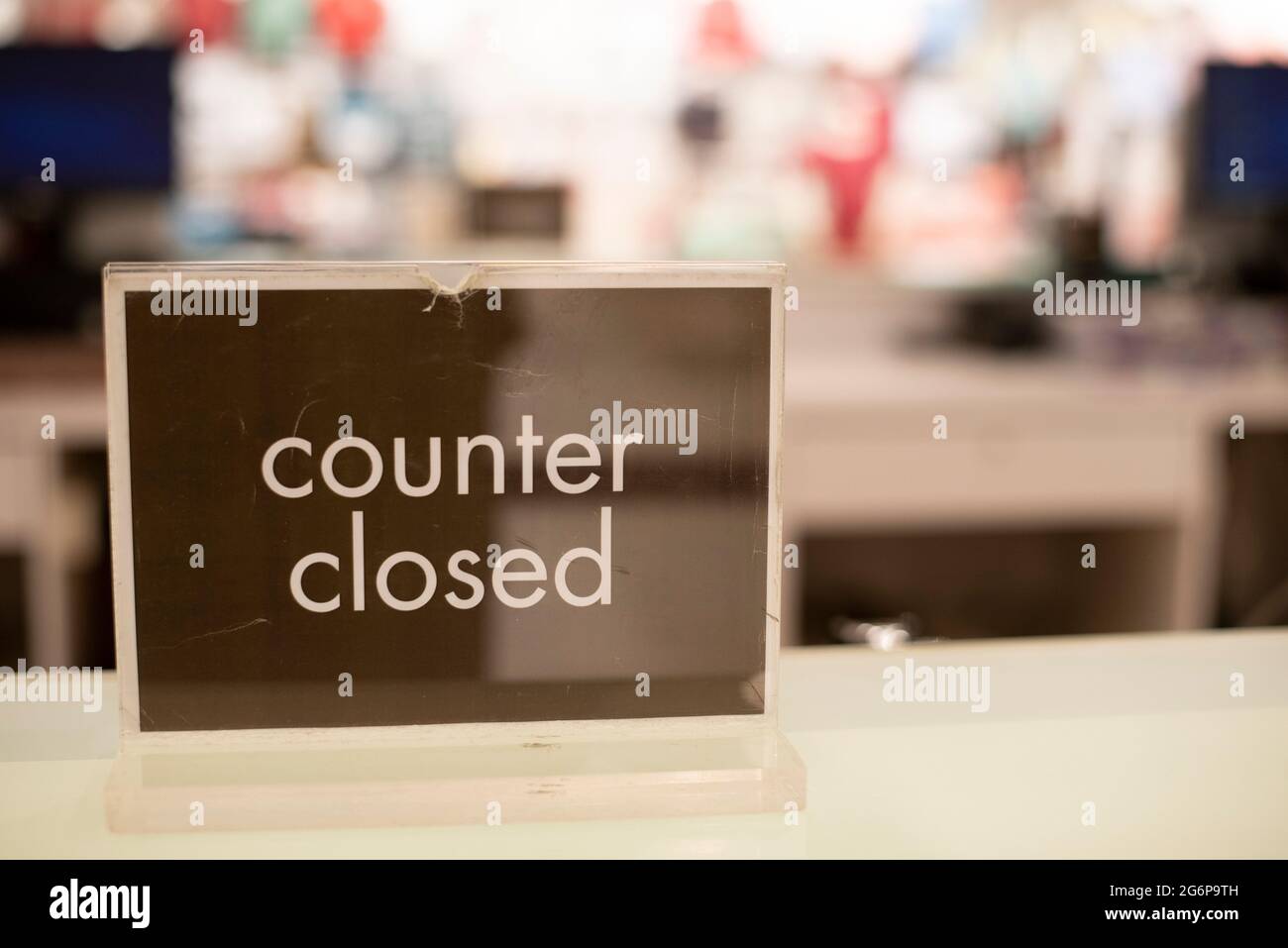 Counter Closed sign on a cashier table. Concept of business, economy and pandemic Stock Photo