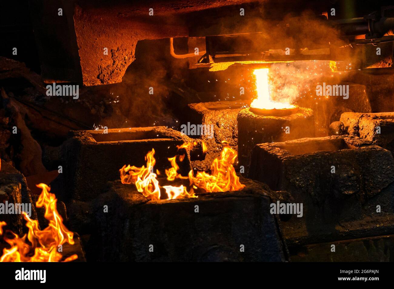 Casting liquid steel into molds. Steel plant Stock Photo Alamy