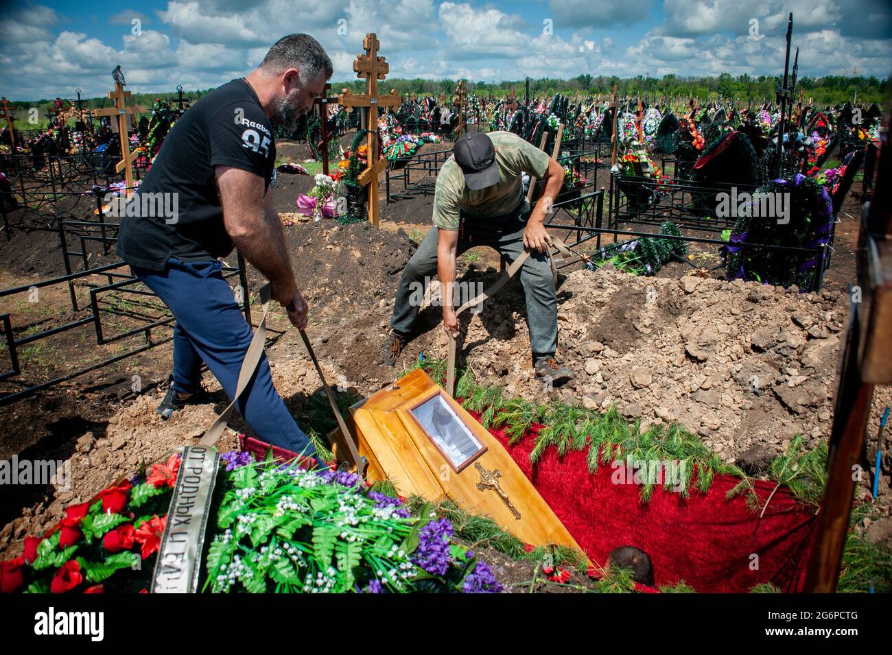 Tambov, Russia. 02nd July, 2021. (EDITORS NOTE: Image depicts death)Gravediggers lower a closed coffin of a covid-19 victim for burial at the Polynkovsky cemetery. Russia has taken the second place in the world in terms of mortality from a new coronavirus infection. In the city of Tambov (Russia), those who have died from coronavirus are buried in closed coffins with a small window through which the face of the deceased can be seen. (Photo by Lev Vlasov/SOPA Images/Sipa USA) Credit: Sipa USA/Alamy Live News Stock Photo