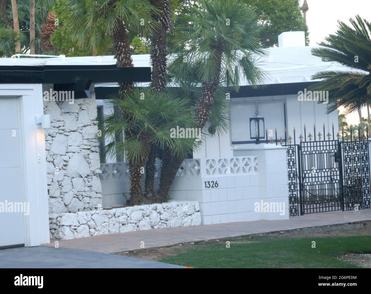Marilyn Monroe rented this bungalow home on Rose Avenue in Palm Springs,  California, USA Stock Photo - Alamy