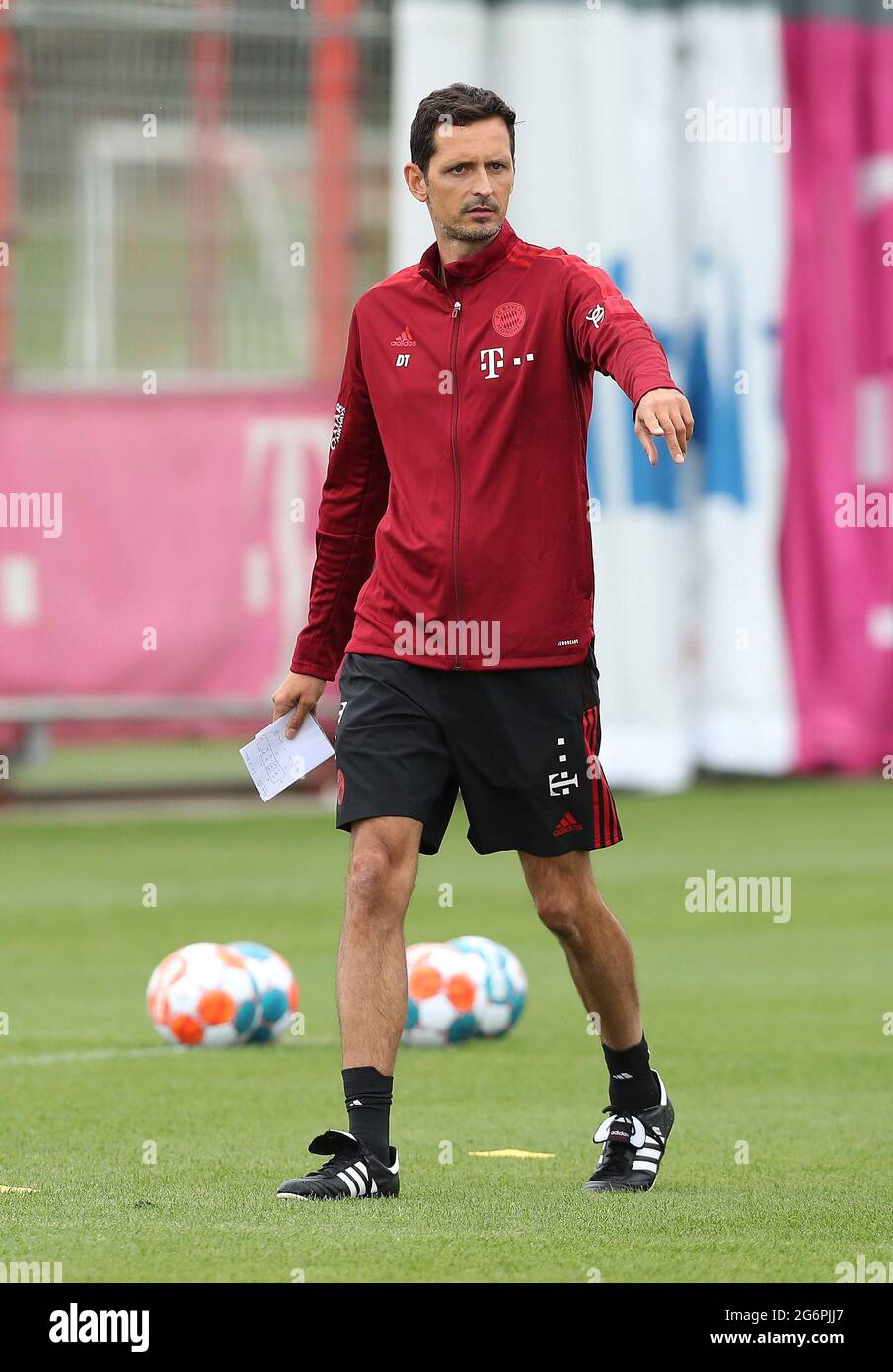 firo: 07.07.2021, football, 1. Bundesliga, season 2021/2022, FC Bayern  Mvºnchen, training, co-coach Dino Toppmv? ller, FC Bayern Mvºnchen, FCB,  Bayern, whole figure, gesture Stock Photo - Alamy