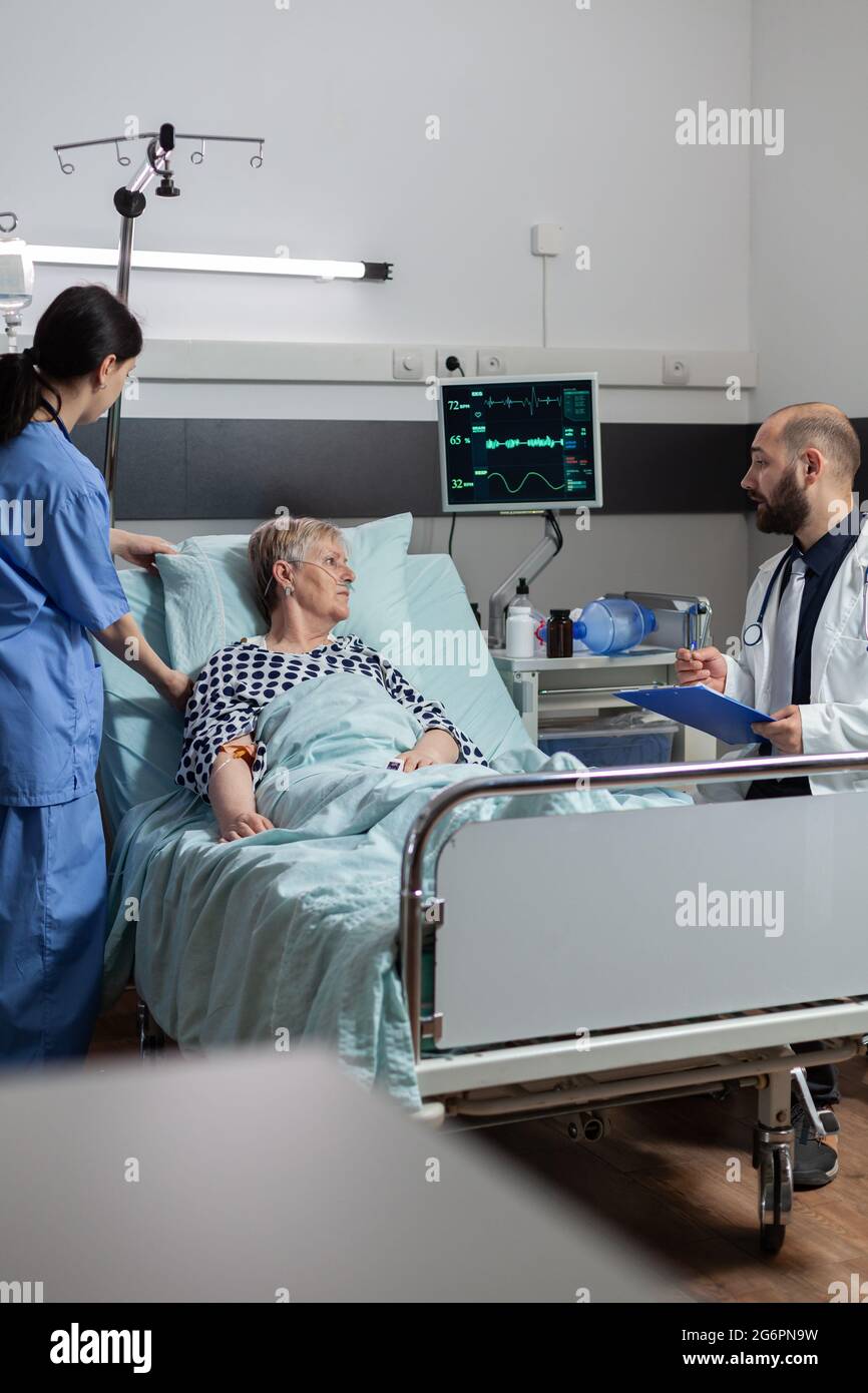 Doctor giving patient note hi-res stock photography and images - Alamy