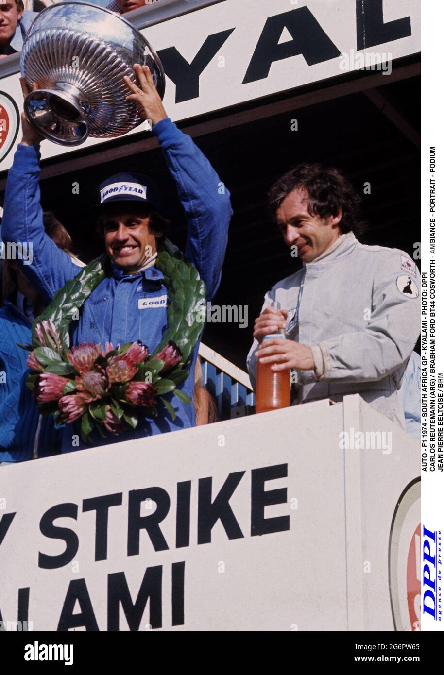 AUTO - F1 1974 - SOUTH AFRICA GP - KYALAMI - PHOTO: DPPI CARLOS REUTEMANN (ARG) / BRABHAM FORD BT44 COSWORTH - AMBIANCE - PORTRAIT - PODIUM JEAN PIERRE BELTOISE / BRM Stock Photo