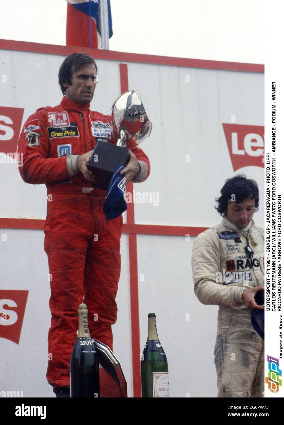 MOTORSPORT - F1 1981 - BRASIL GP - JACAREPAGUA - PHOTO: DPPI CARLOS REUTEMANN (ARG) / WILLIAMS FW07C FORD COSWORTH - AMBIANCE - PODIUM - WINNER RICCARDO PATRESE / ARROWS FORD COSWORTH Stock Photo