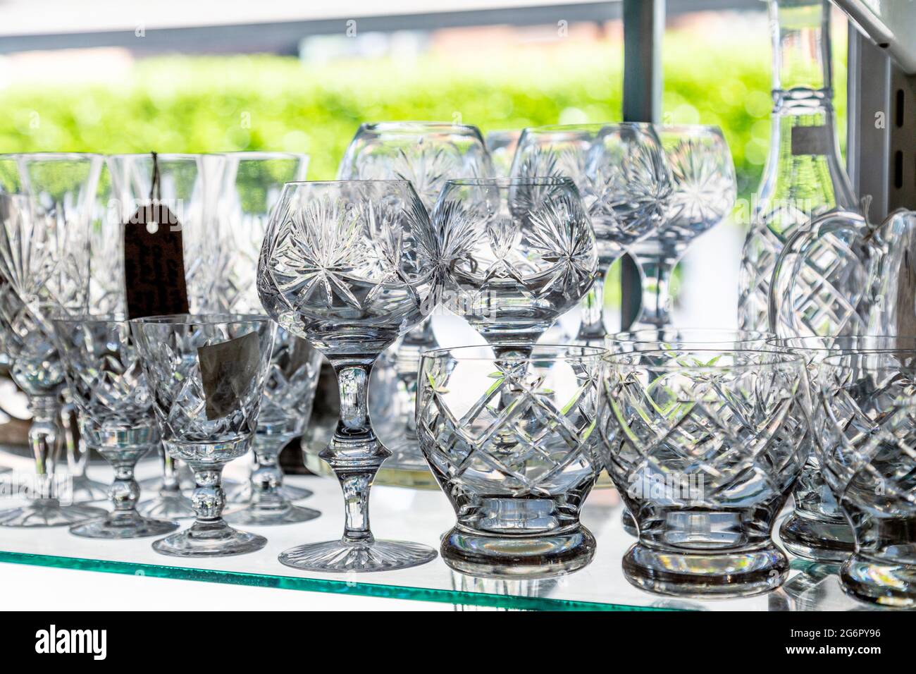 https://c8.alamy.com/comp/2G6PY96/crystal-glassware-on-display-at-an-antique-shop-hampton-court-emporium-east-molesey-uk-2G6PY96.jpg