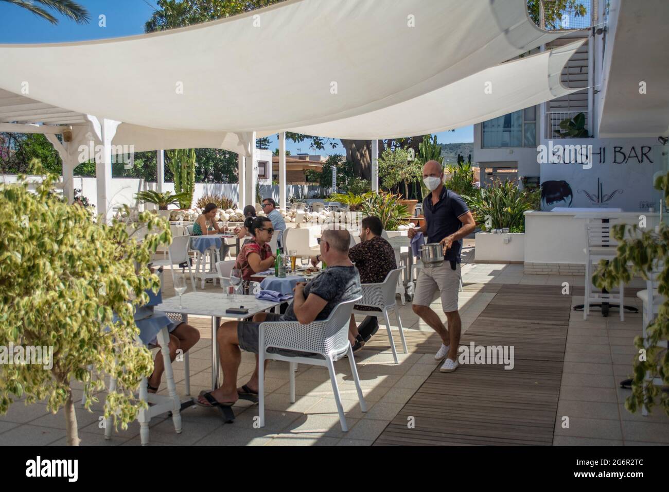 Diners enjoying outside dining at the El Secreto Lounge Restaurant in Mar de Cristal, Murcia, Spain Stock Photo